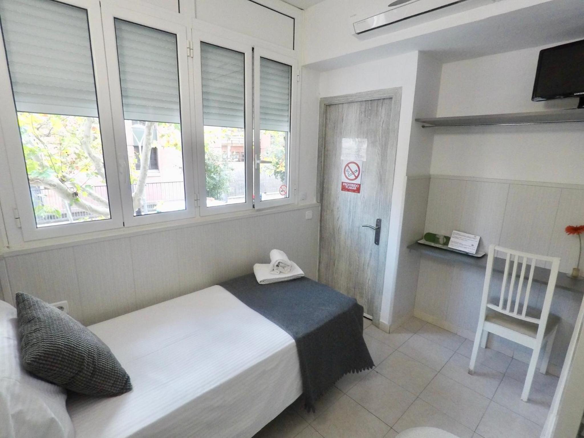 Single Room with Private External Toilet photo 3