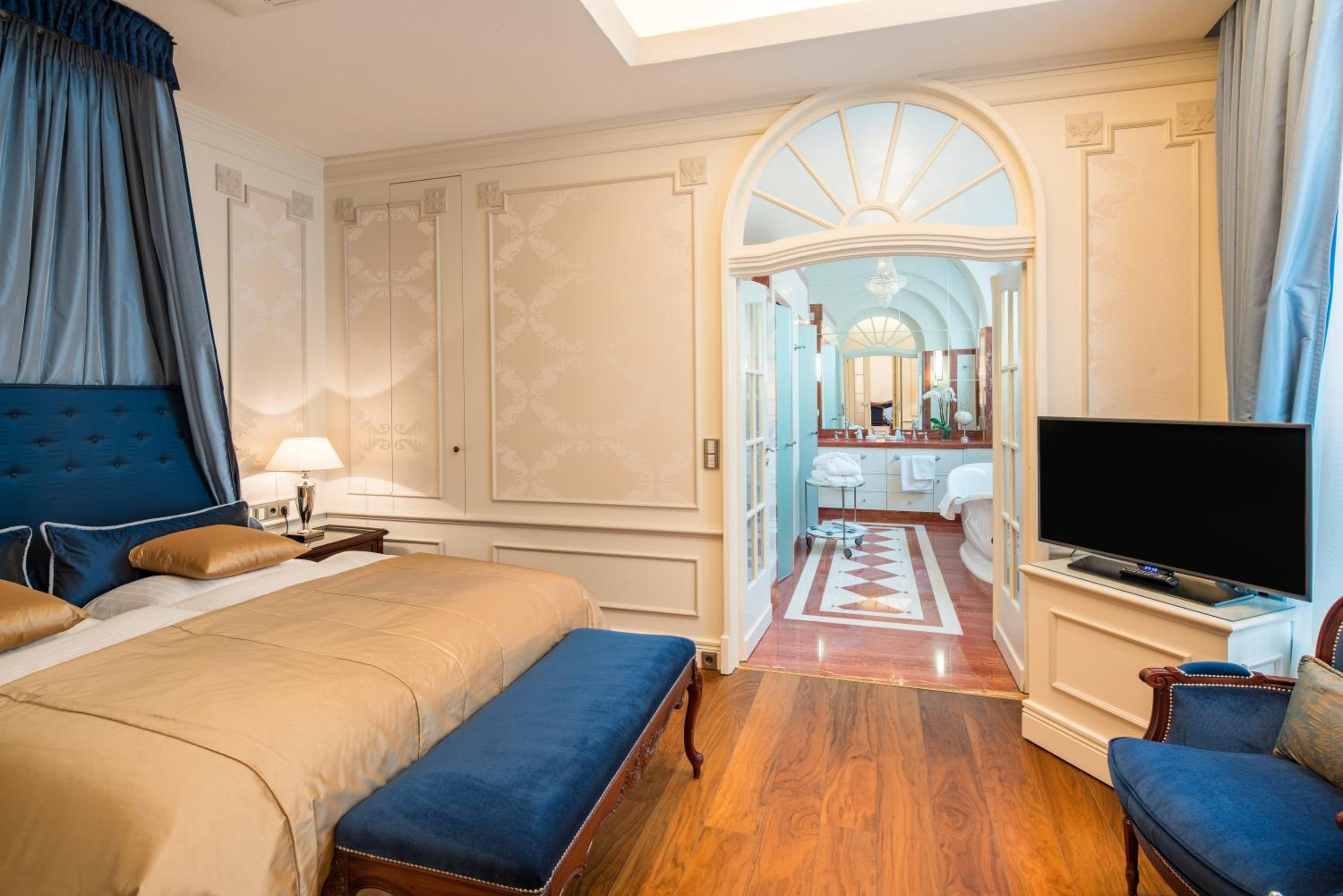 Luxurious Suite