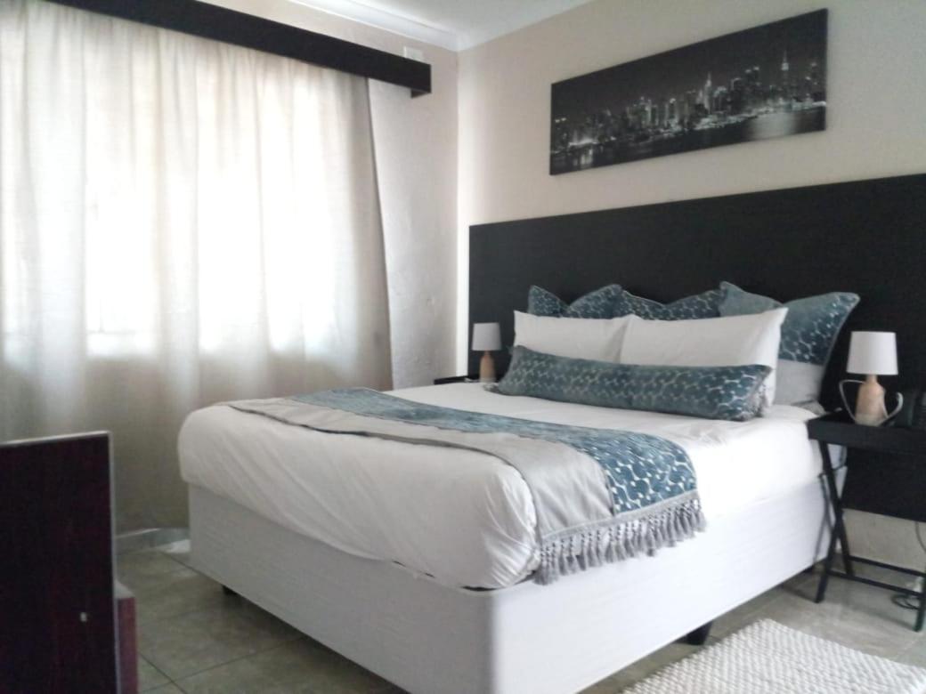 Deluxe Double Room with Shower - Photo 5