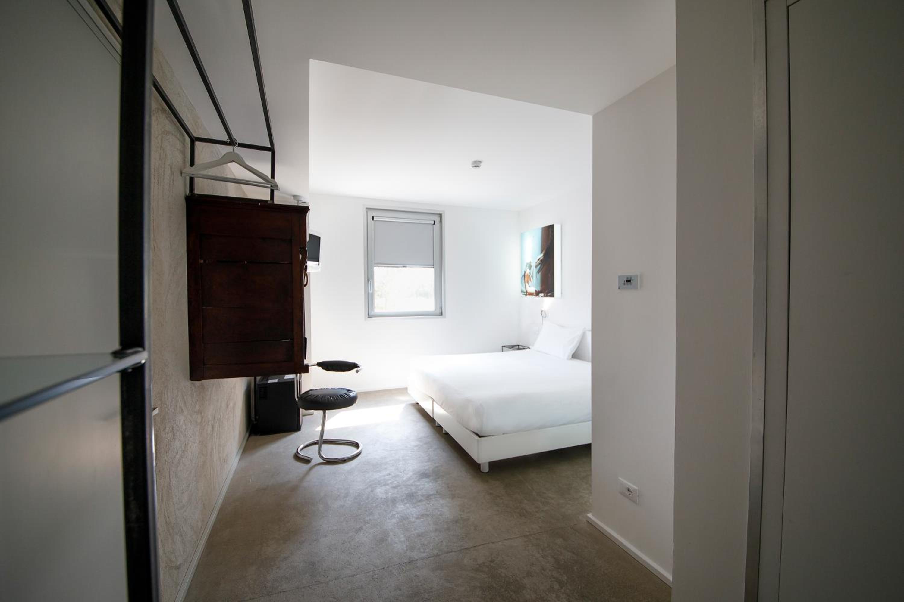 Standard King Room - Photo 7