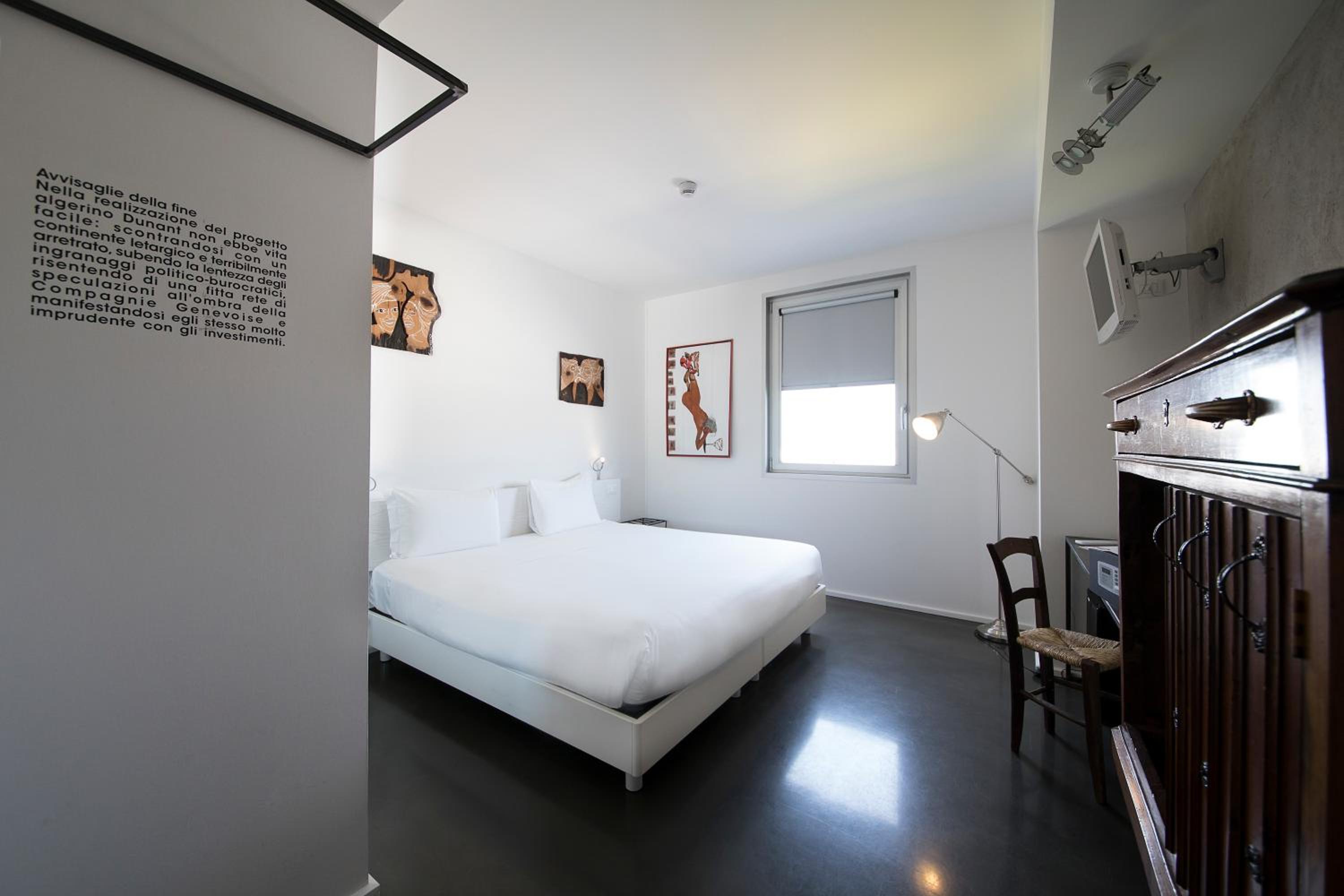 Standard King Room - Photo 9