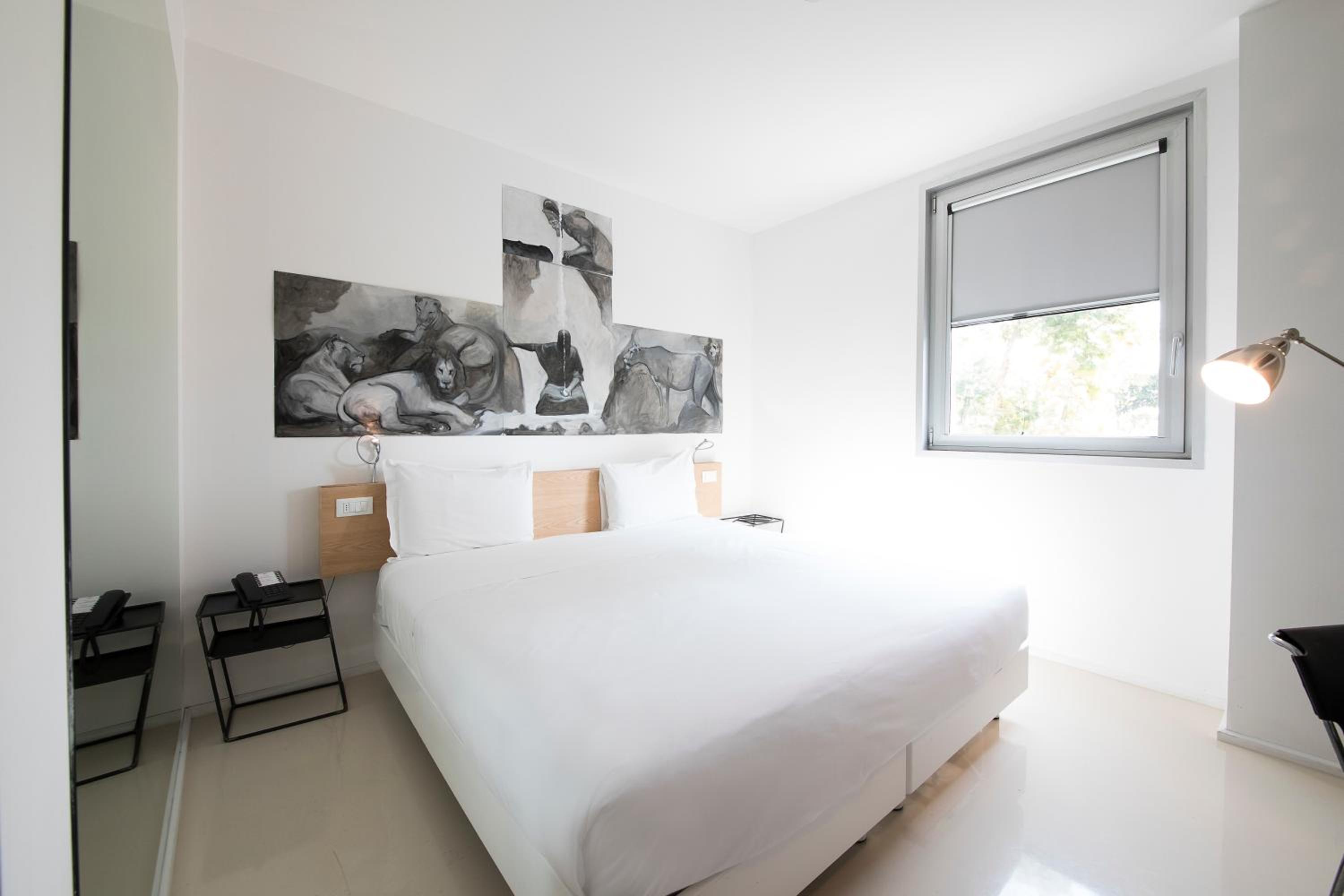 Standard King Room - Photo 8