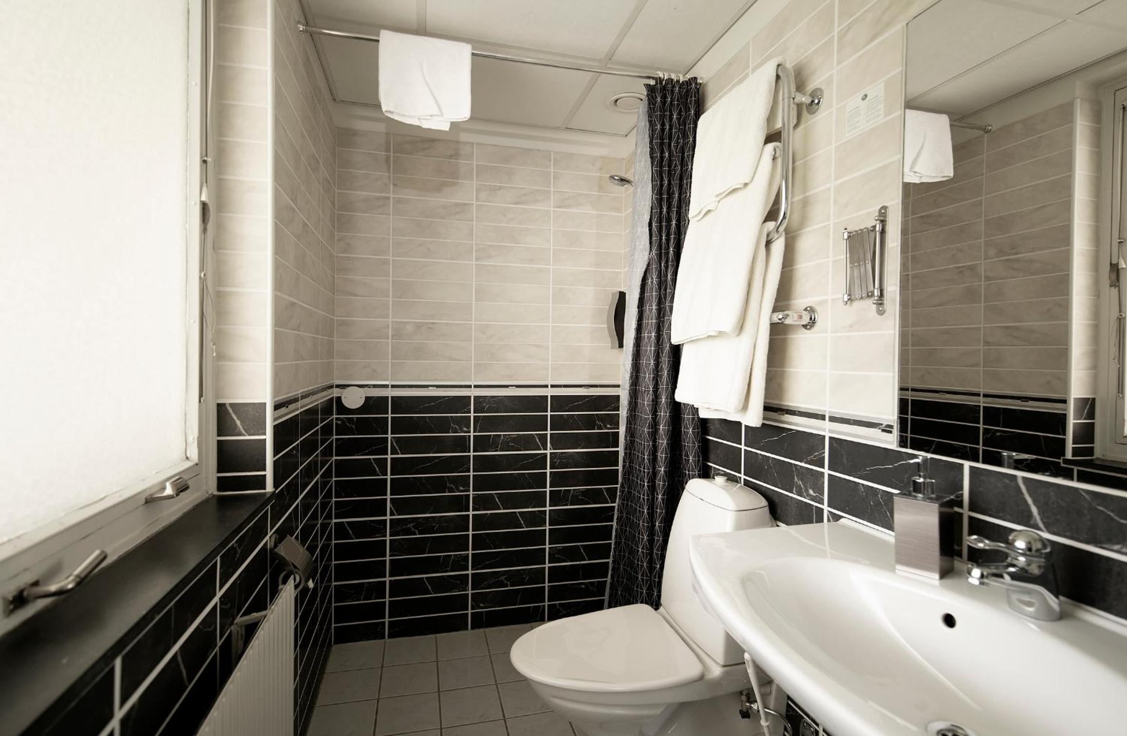 Standard Queen Room - Photo 6