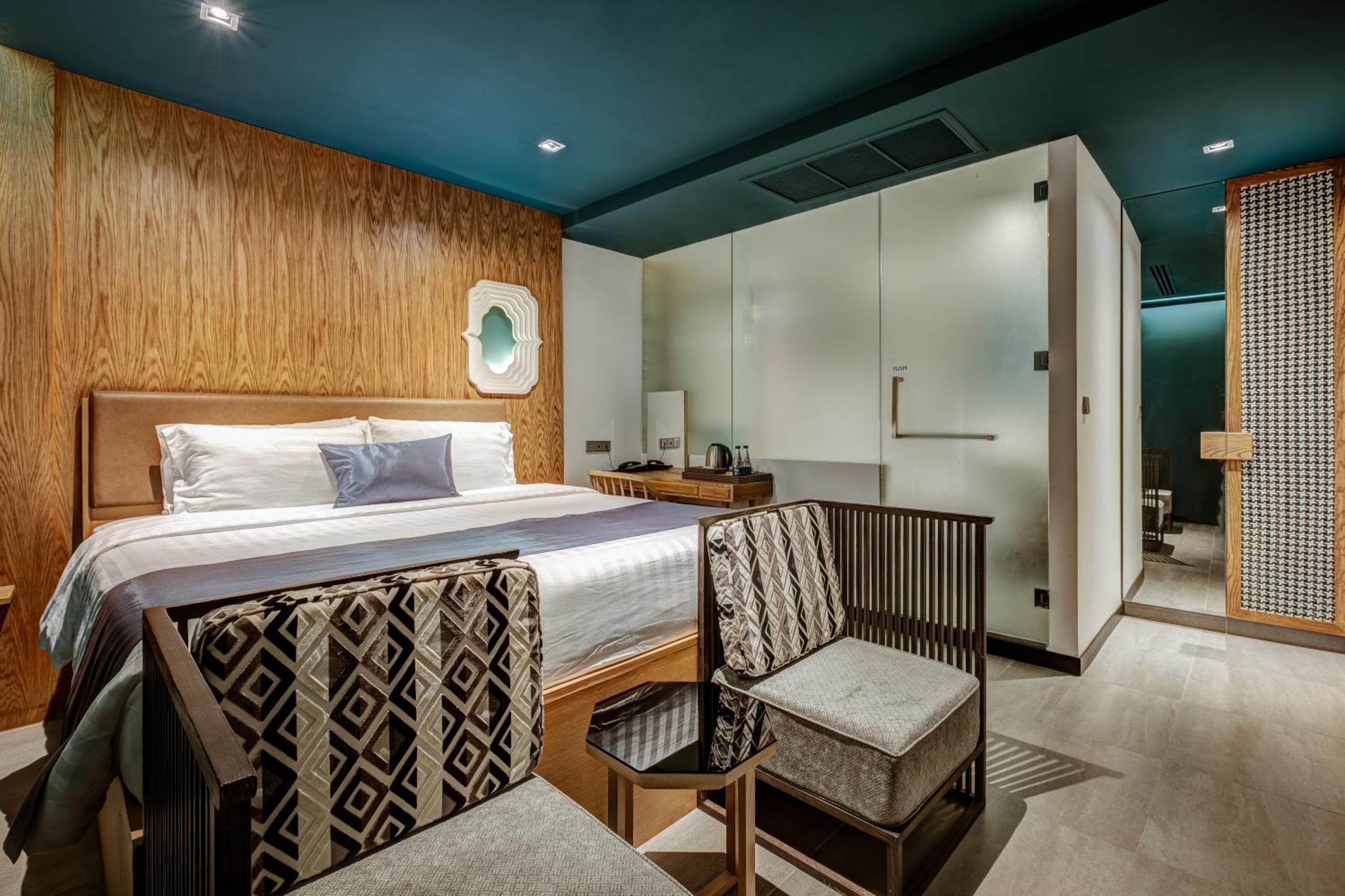 Deluxe King Room - No Window photo 2