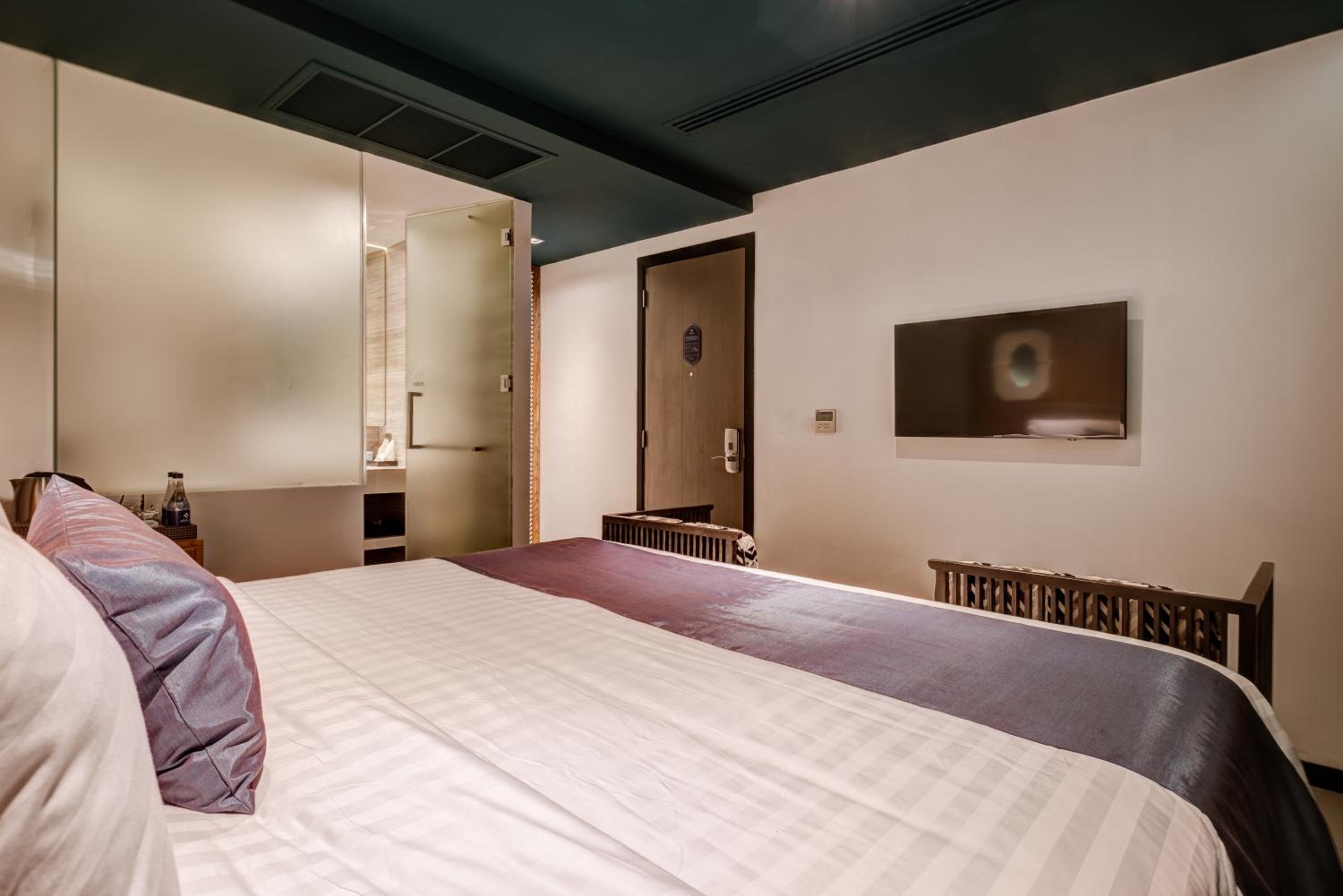Deluxe King Room - No Window photo 2
