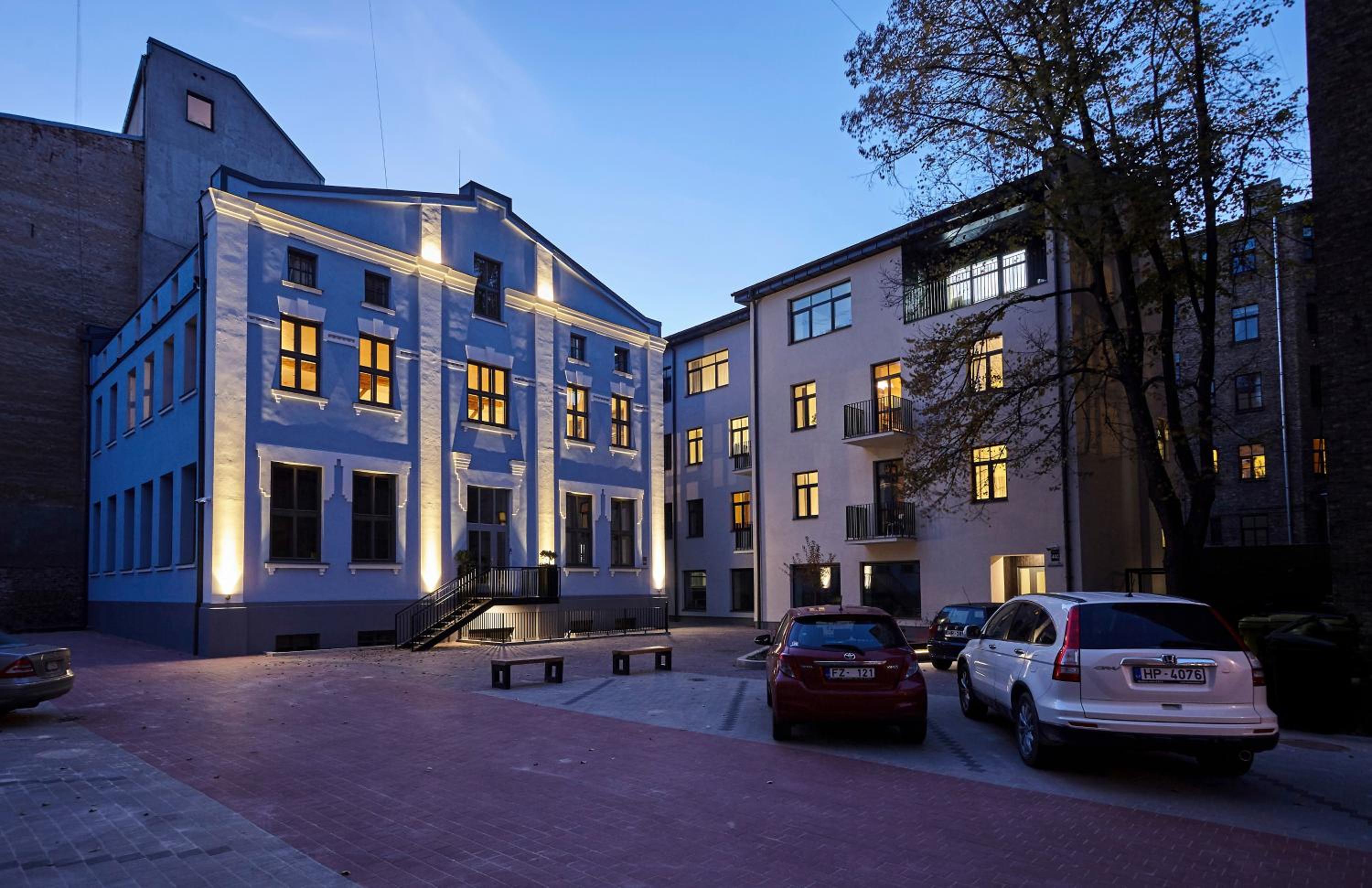 Four-Bedroom Apartment with Balcony  - Photo 2