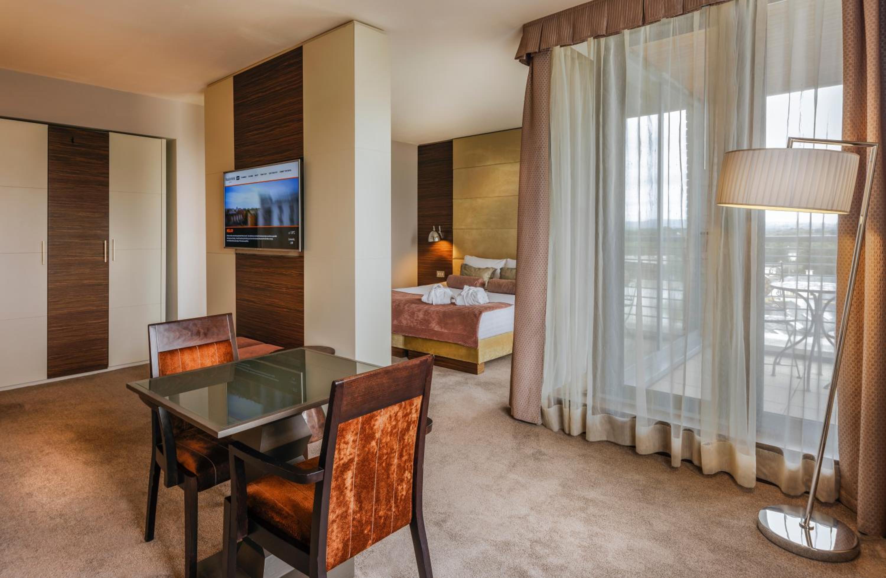 Suite - Photo 1