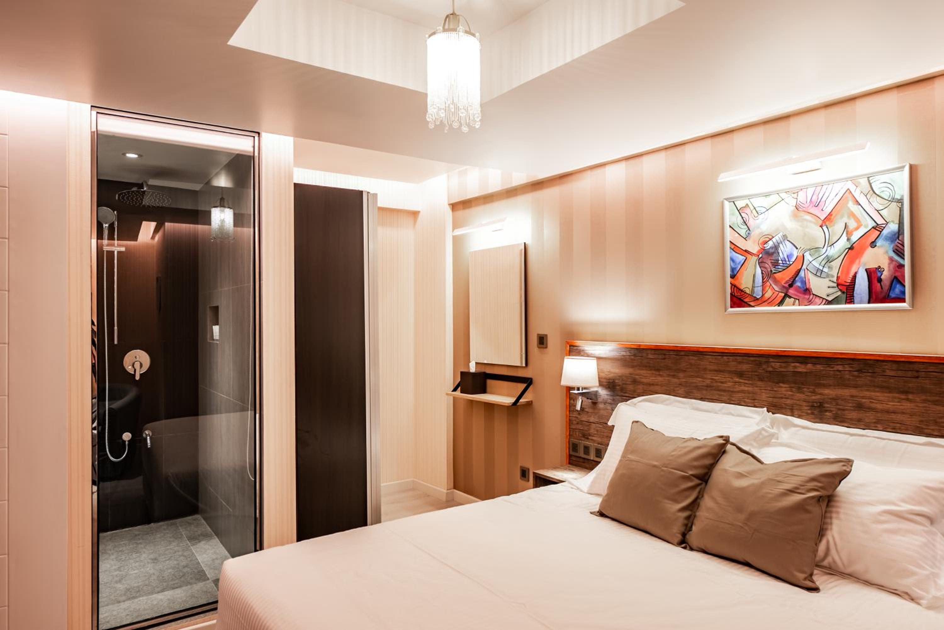 Superior Deluxe King Room photo 3
