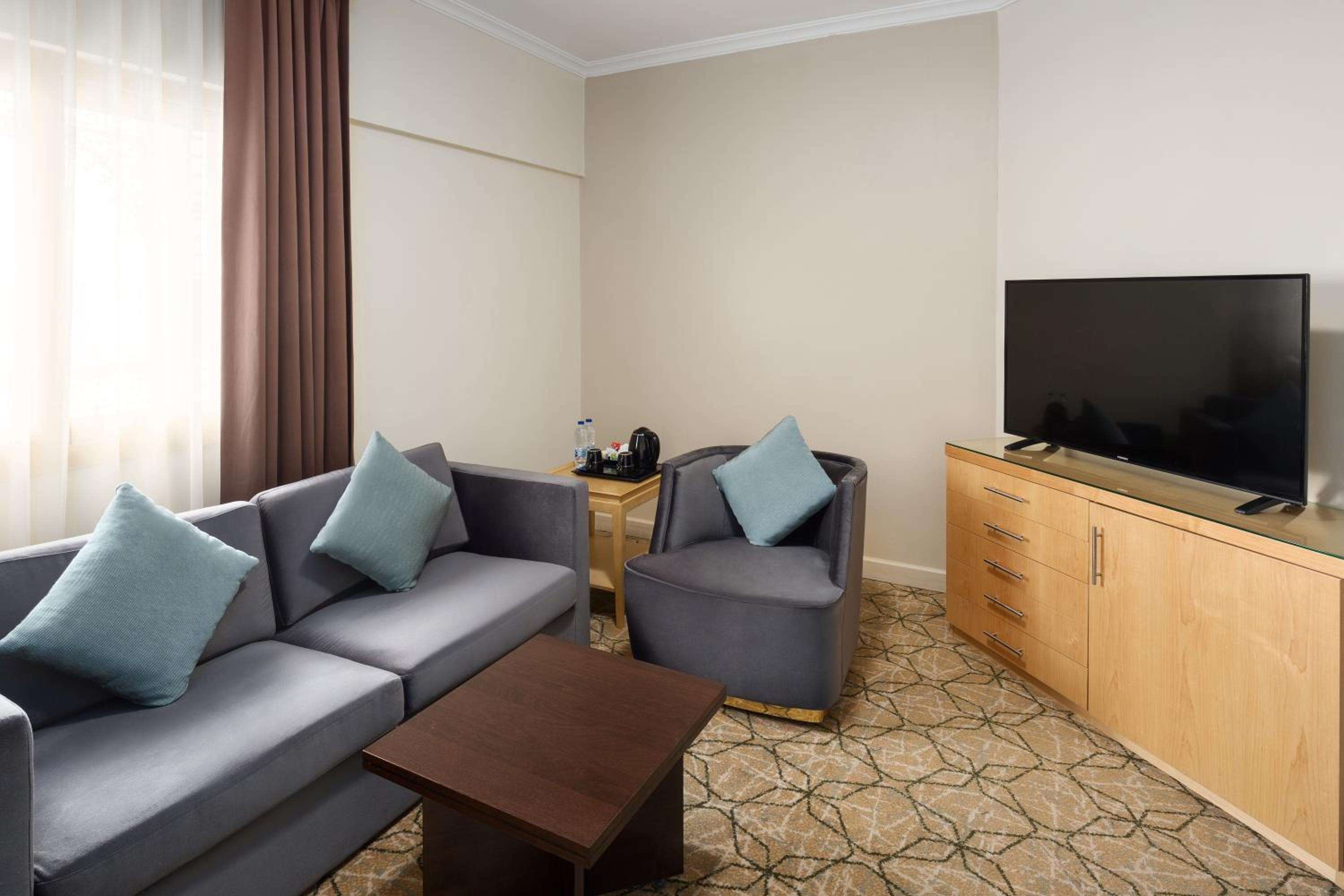 Executive Suite City View - Photo 4