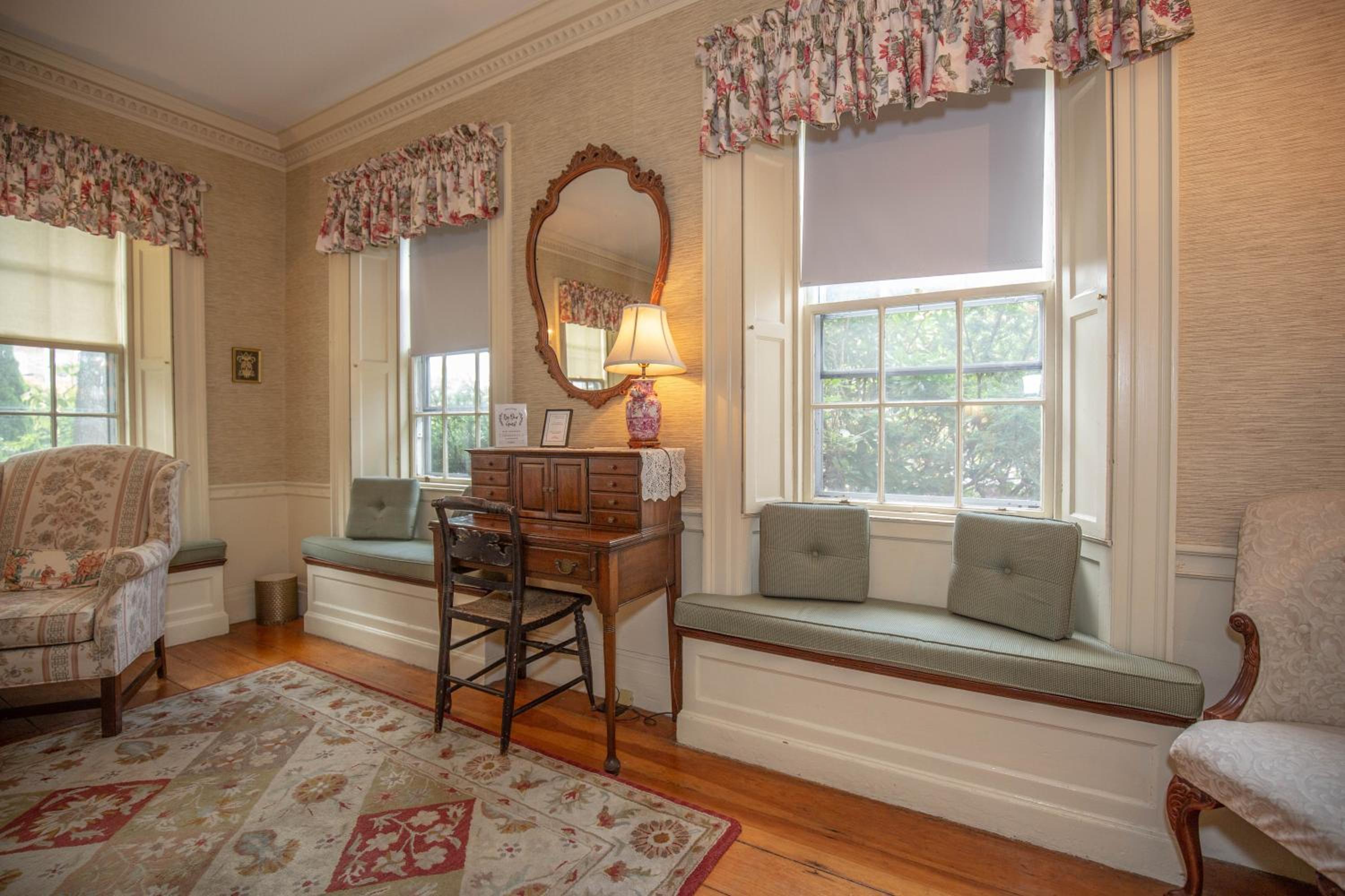 Premium Queen Room - Clark photo 2