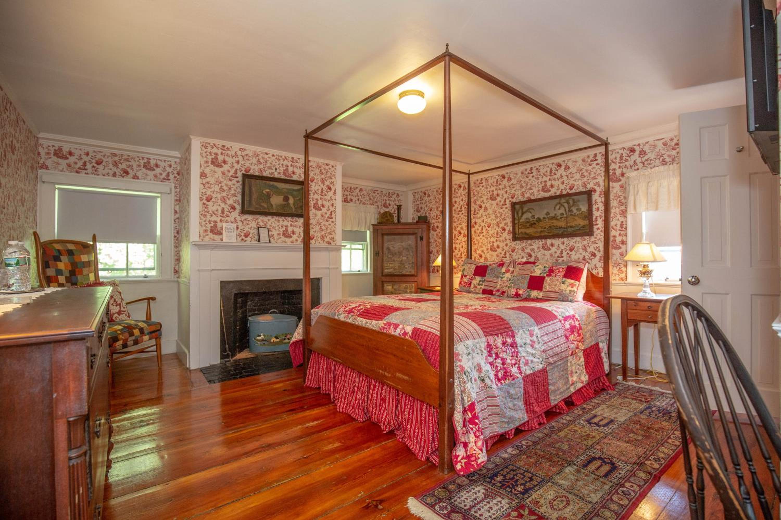 Queen Room - Noyes