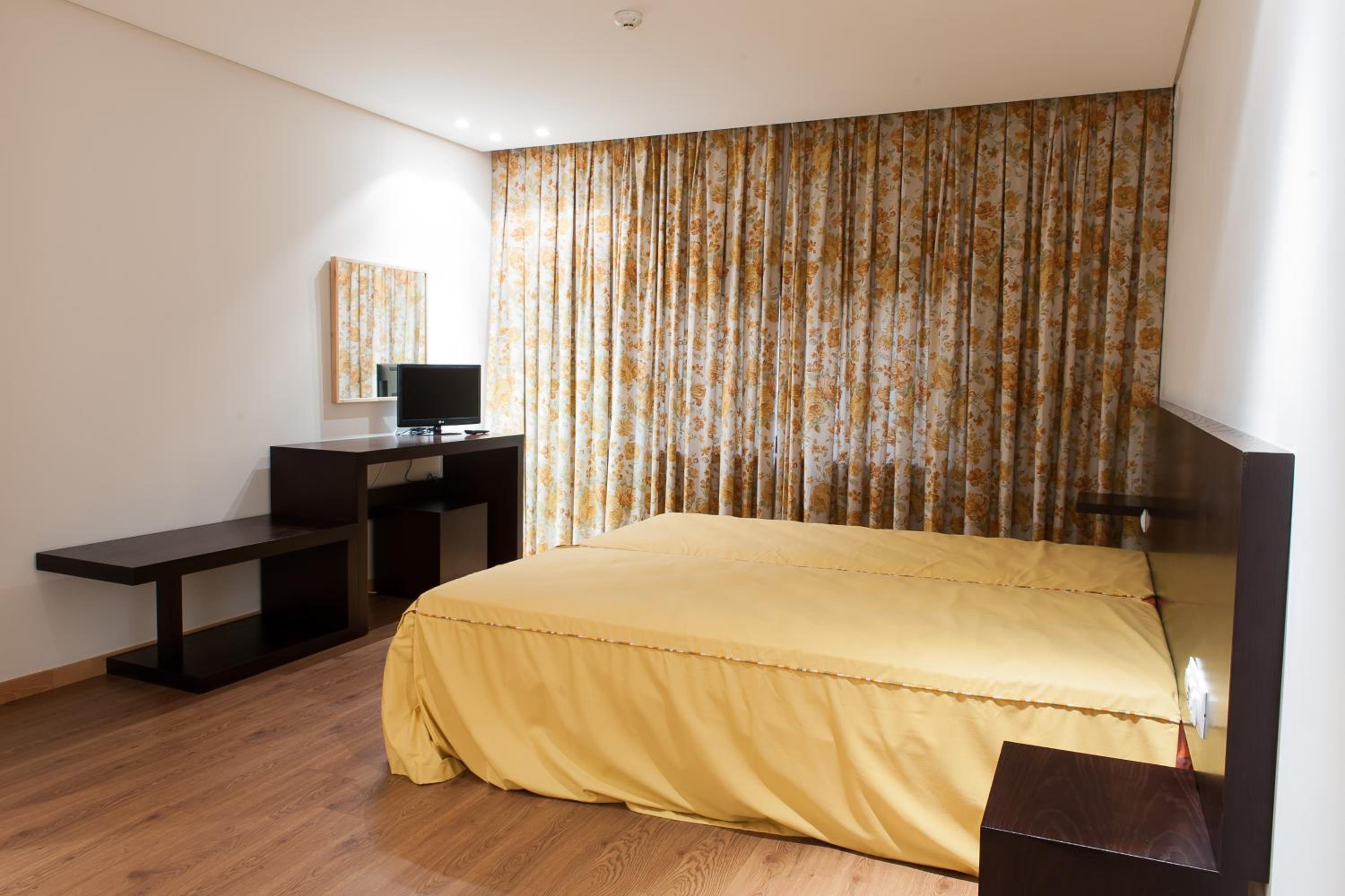 Twin Room - Photo 3