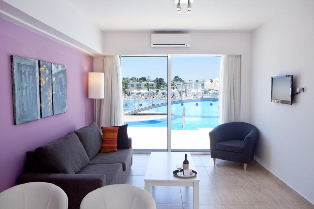 One-Bedroom Apartment with Garden View