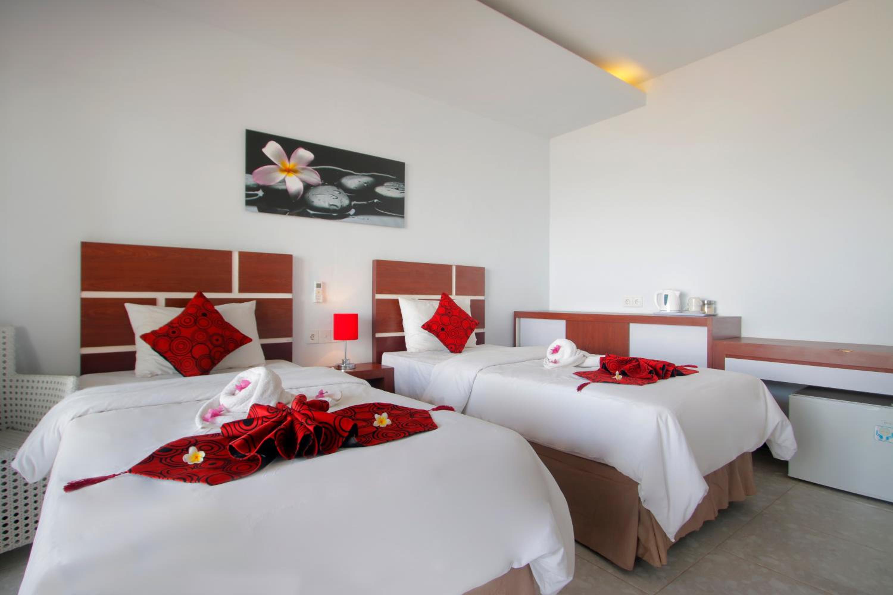 Deluxe Twin Room with Sea View photo 3