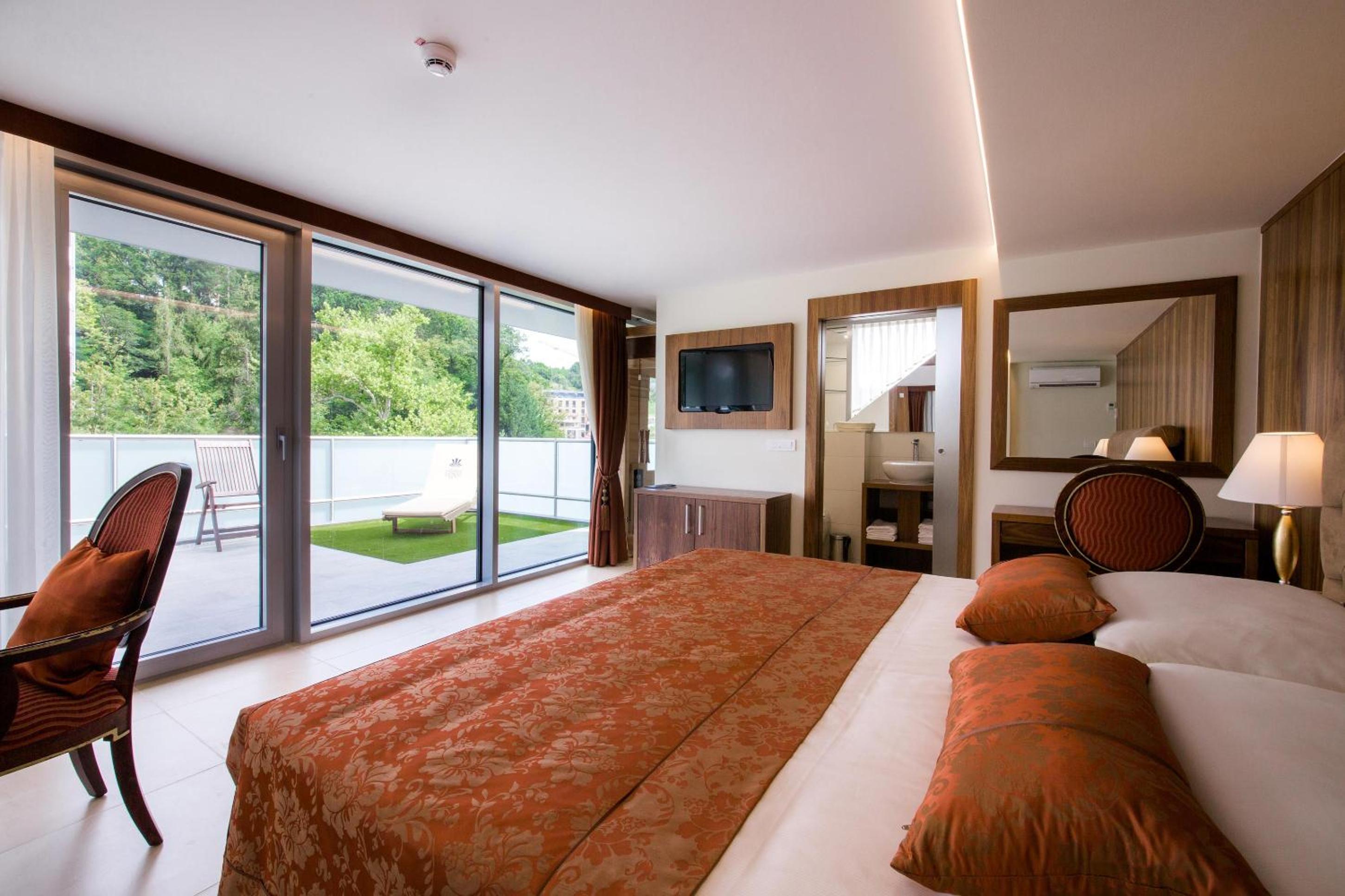 Two-Bedroom Apartment with Terrace and Sauna - Photo 14