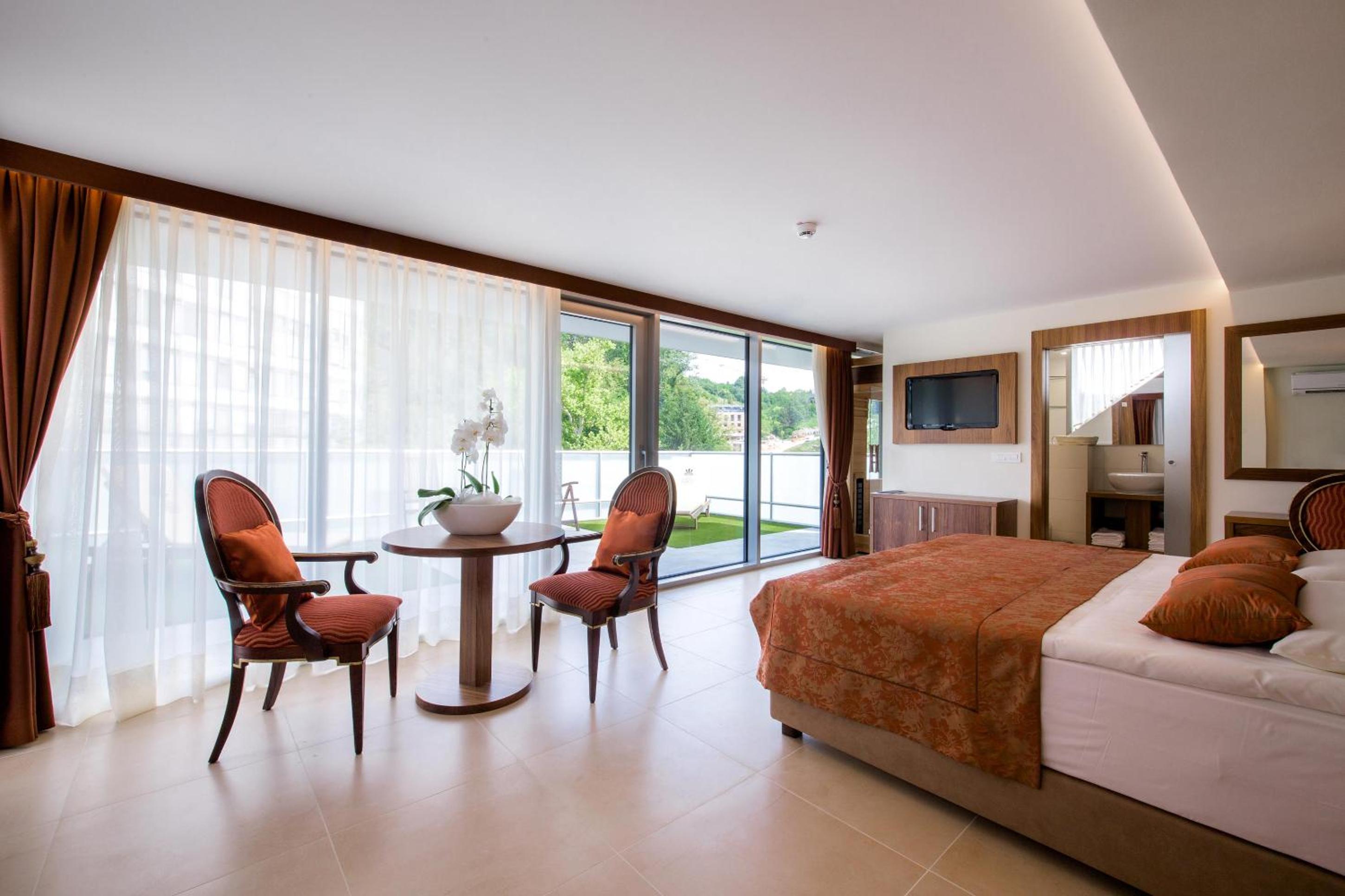 Two-Bedroom Apartment with Terrace and Sauna - Photo 13