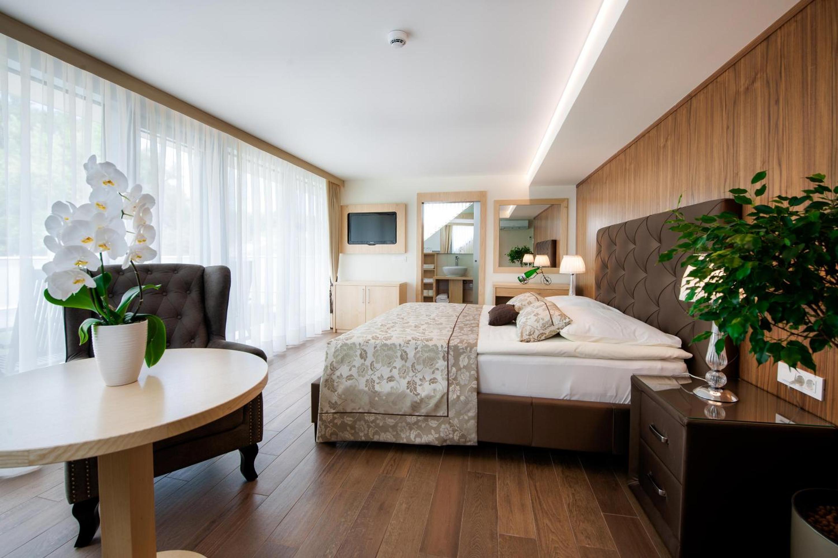 Two-Bedroom Apartment with Terrace and Sauna - Photo 3