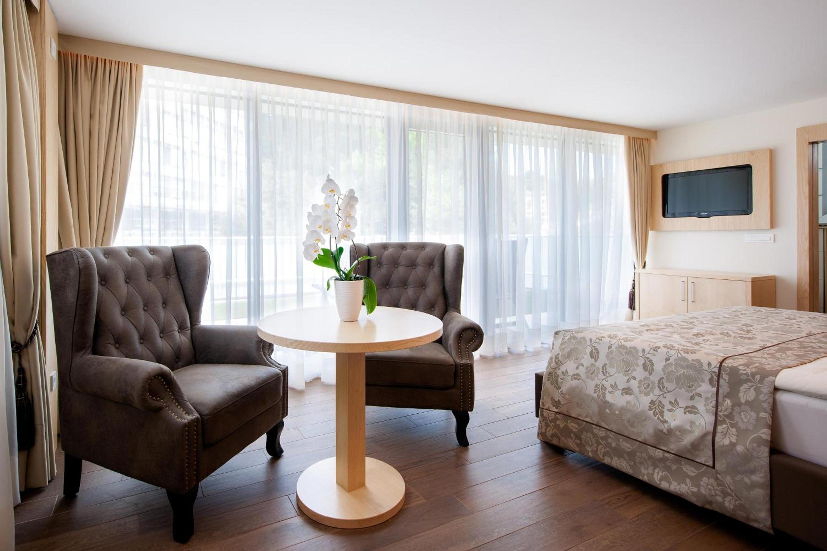 Two-Bedroom Apartment with Terrace and Sauna - Photo 16