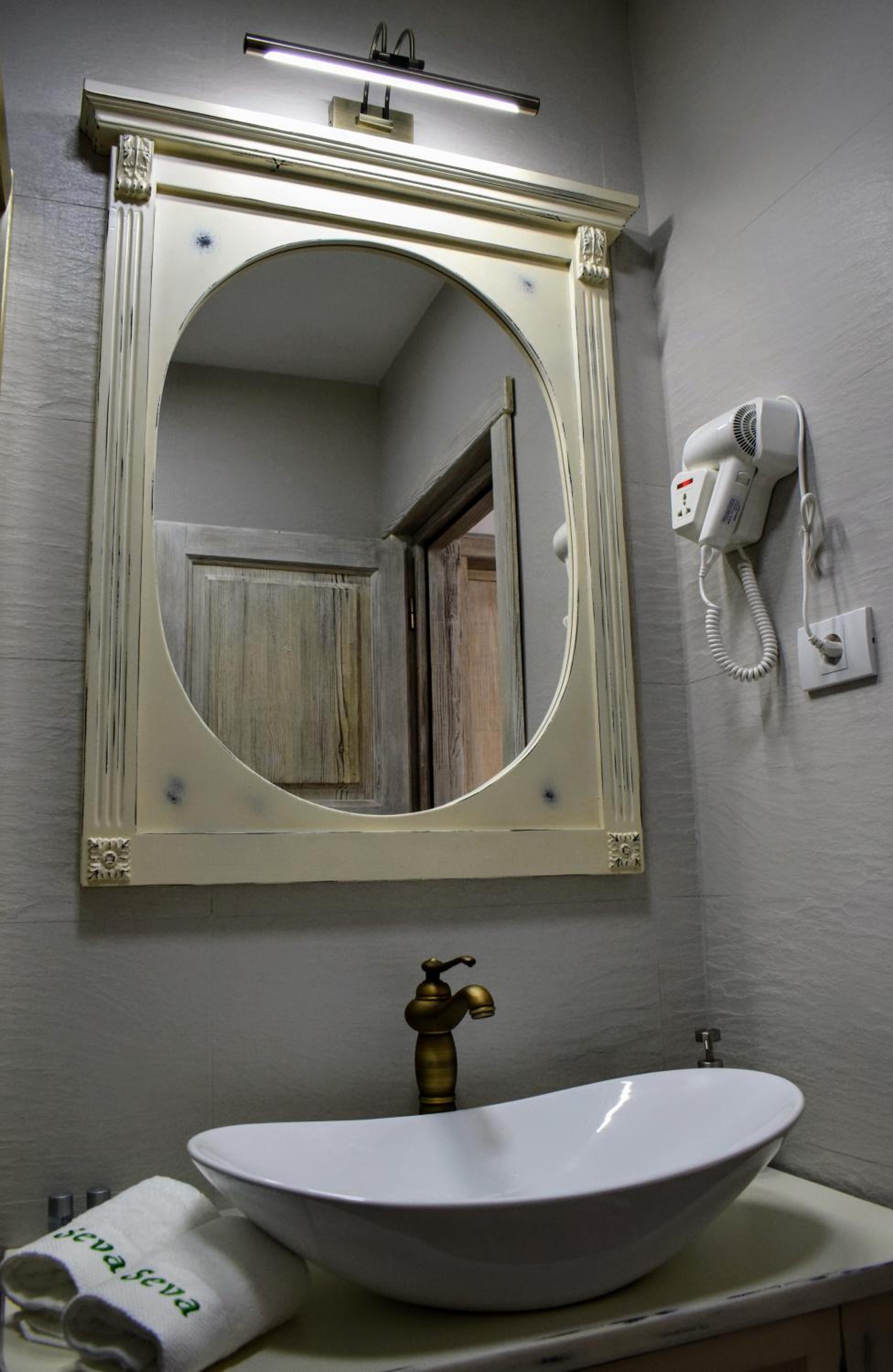 Double Room with Private Bathroom - Photo 6