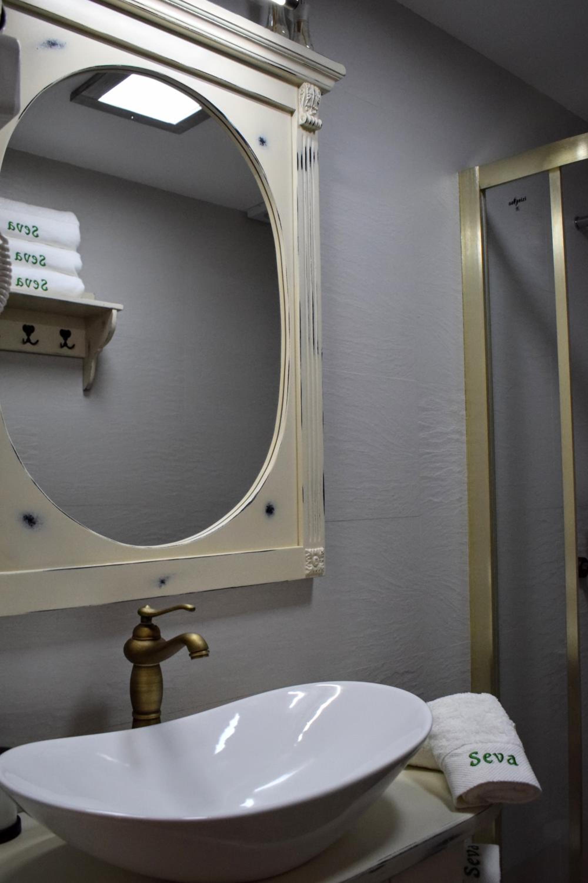 Double Room with Private Bathroom - Photo 9