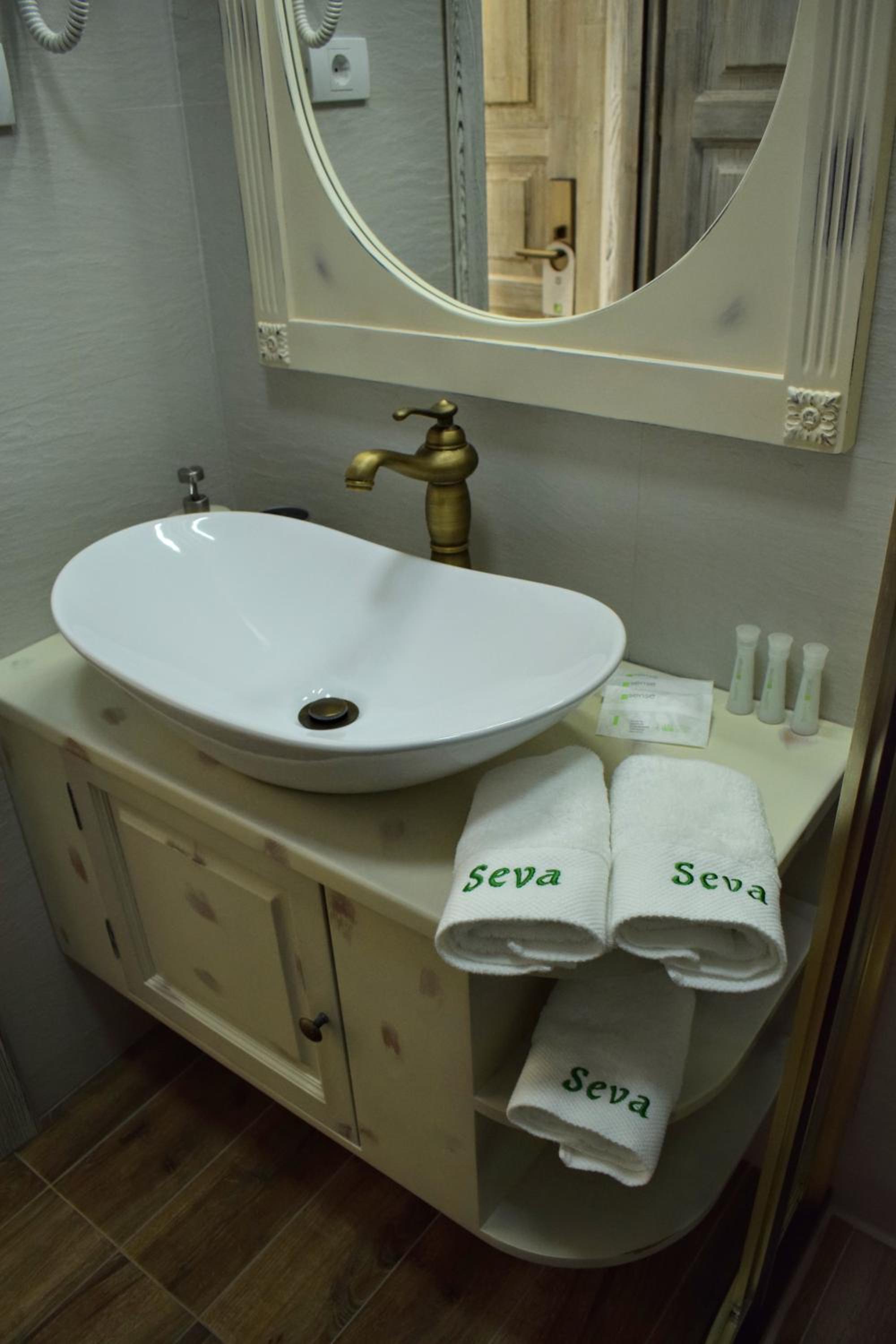 Junior Suite with Balcony - Photo 12