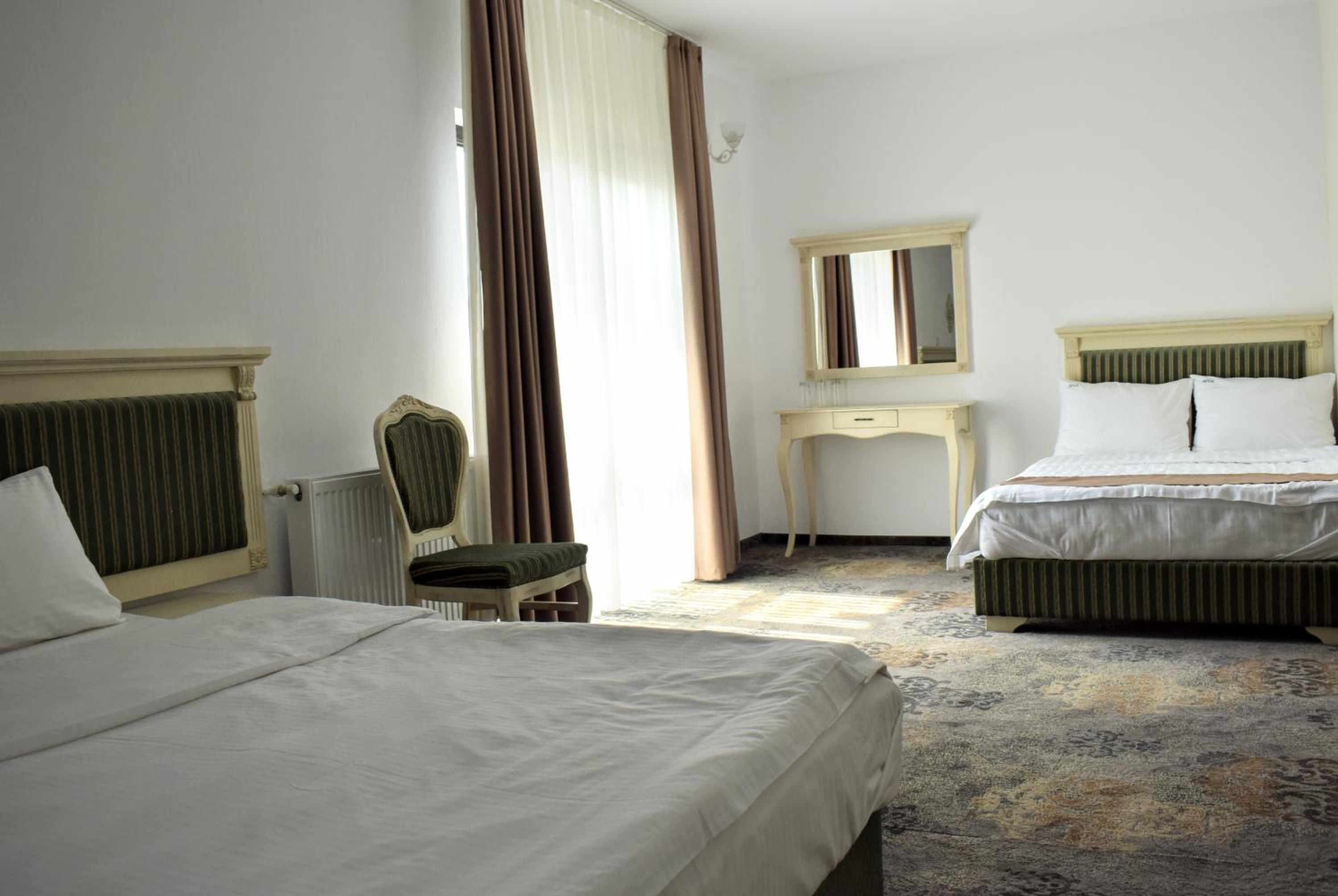Junior Suite with Balcony - Photo 13