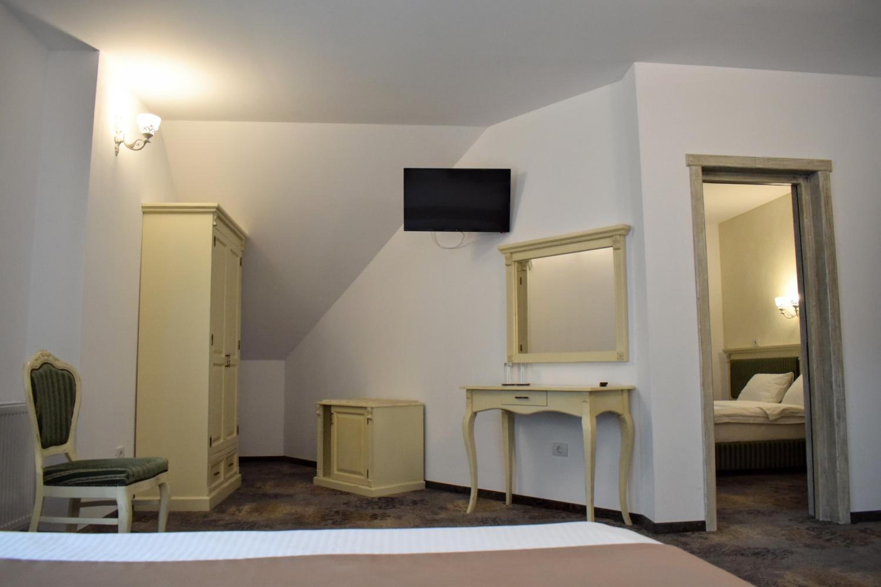 Two-Bedroom Suite - Photo 7