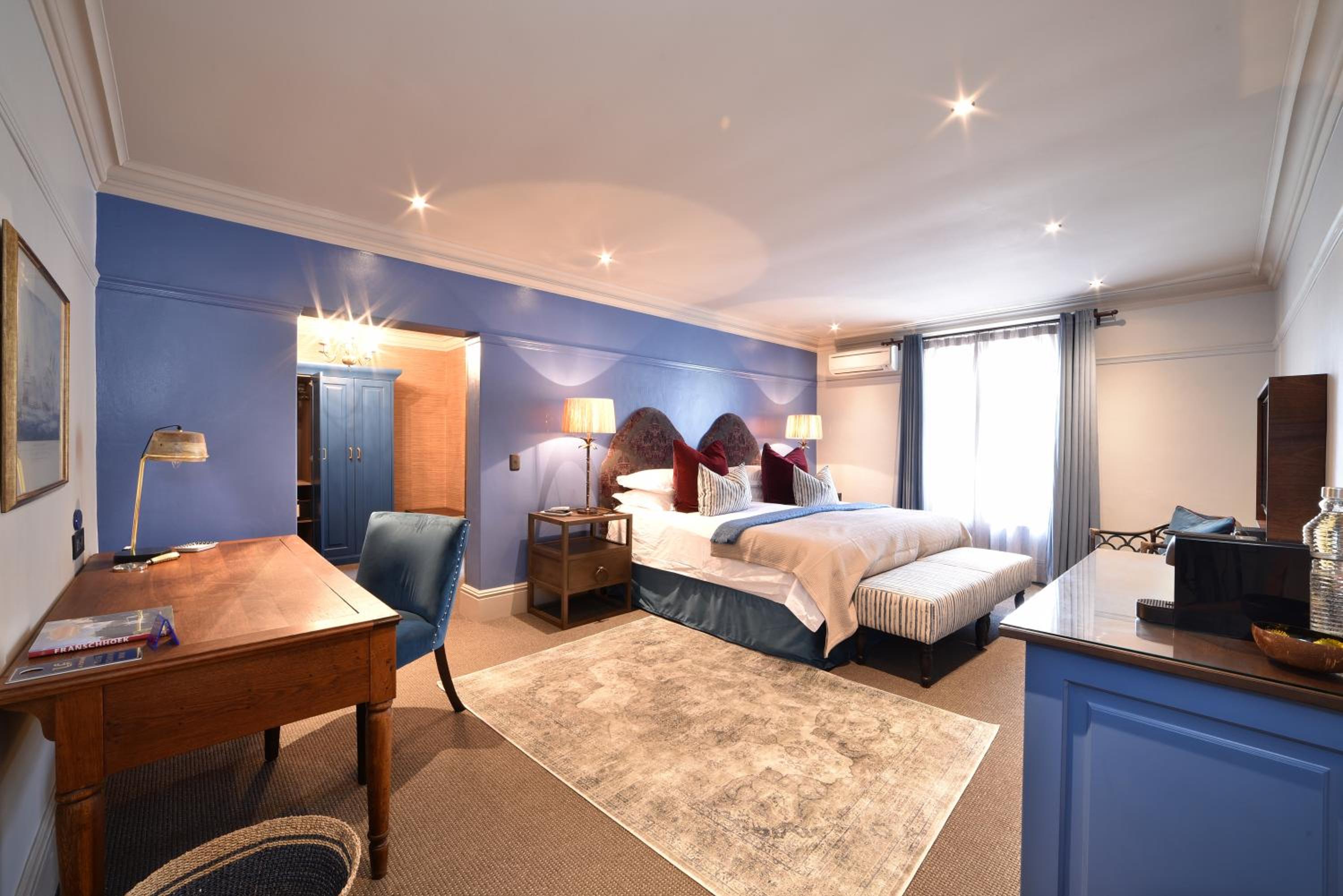 Luxury Suite - Photo 3