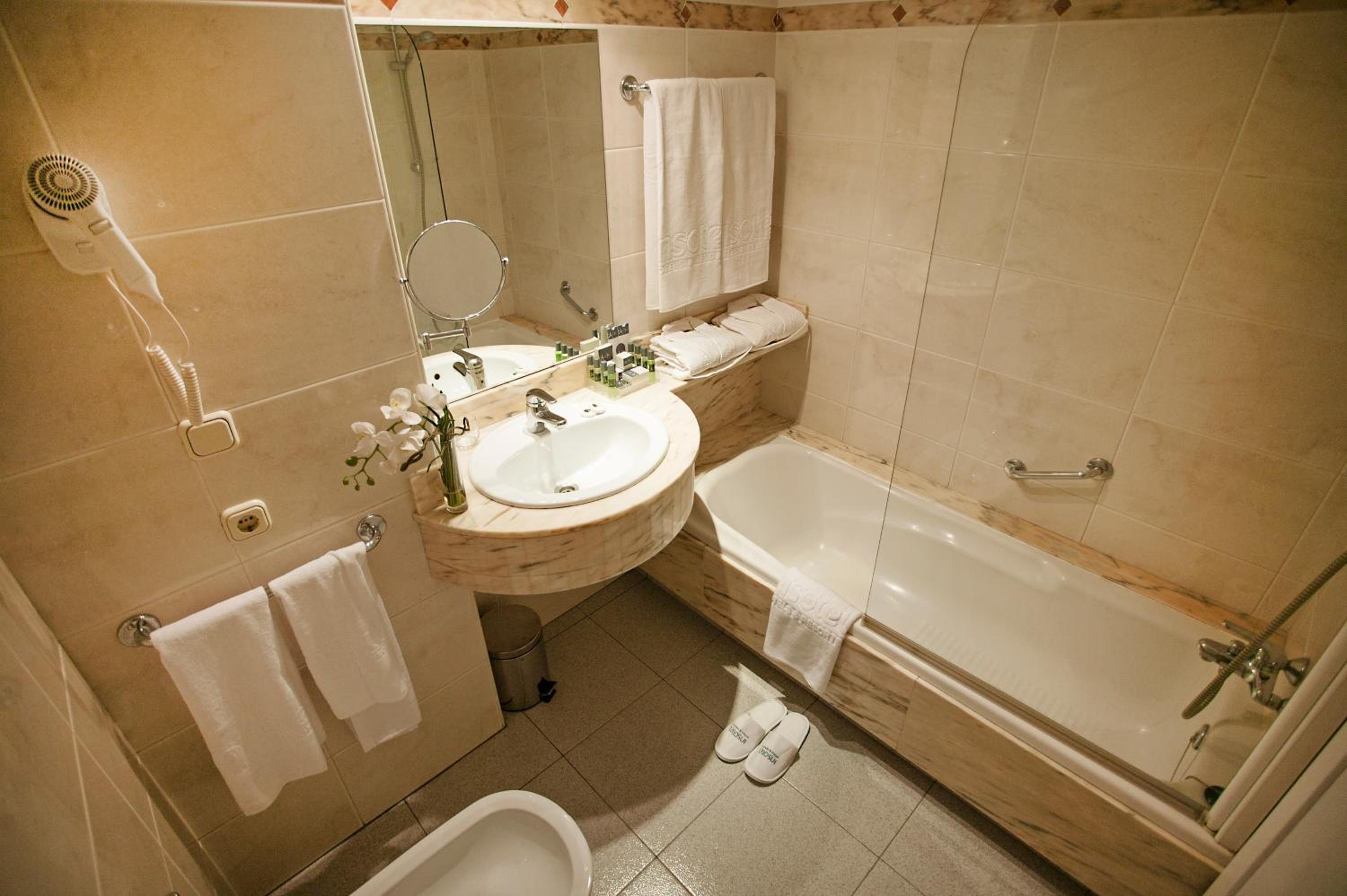 Standard Twin Room - Photo 8