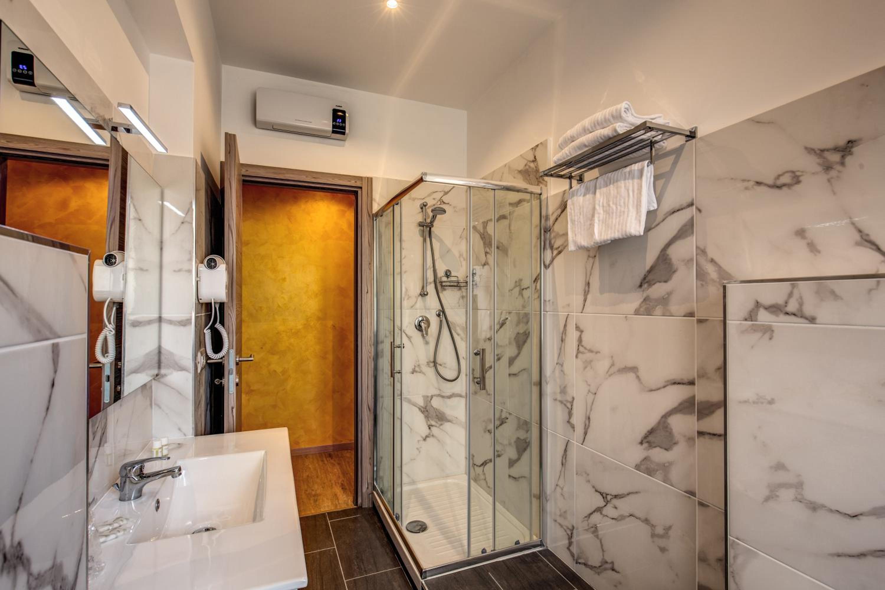 Superior Double or Twin Room photo 3