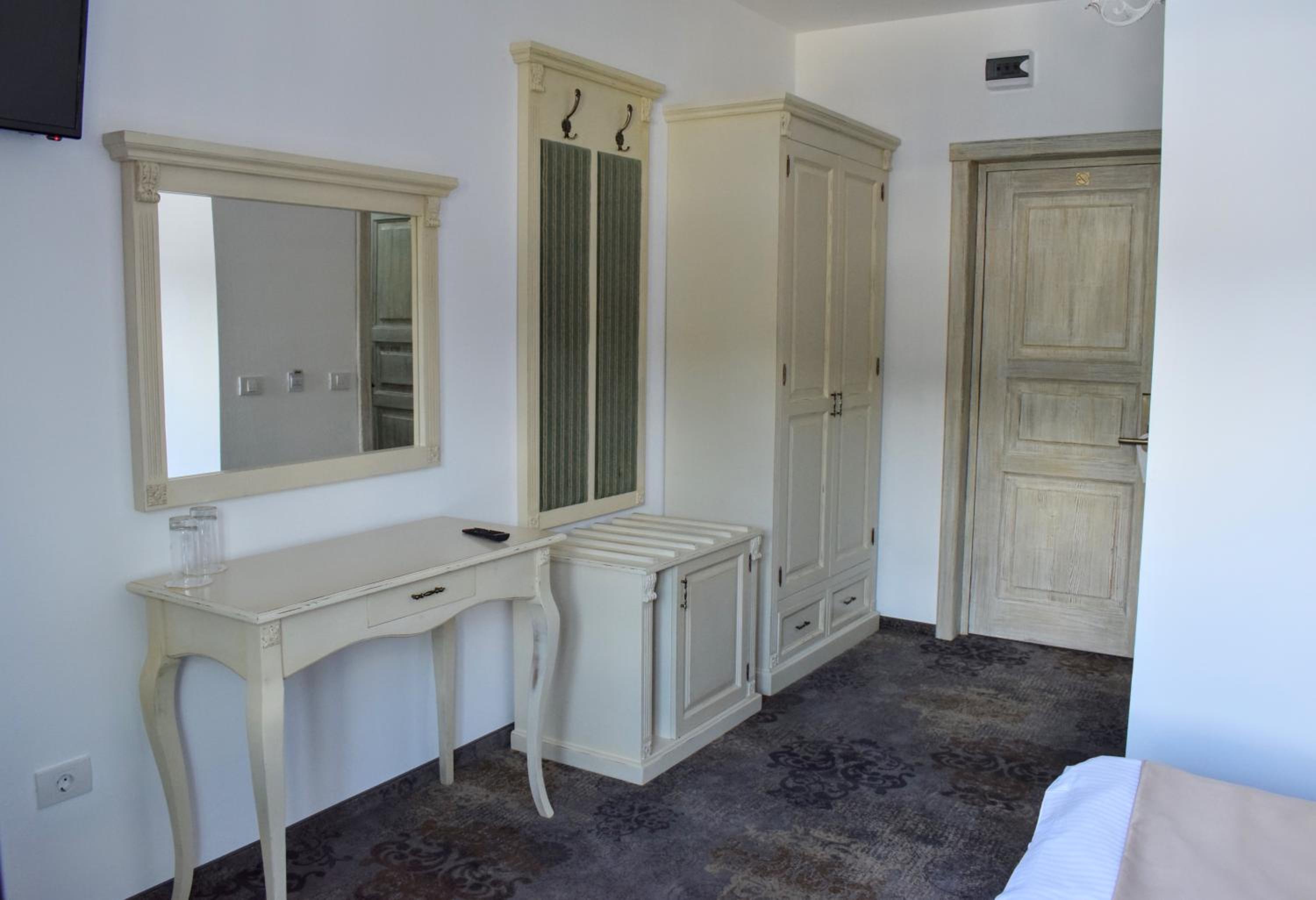 Double Room with Private Bathroom - Photo 12