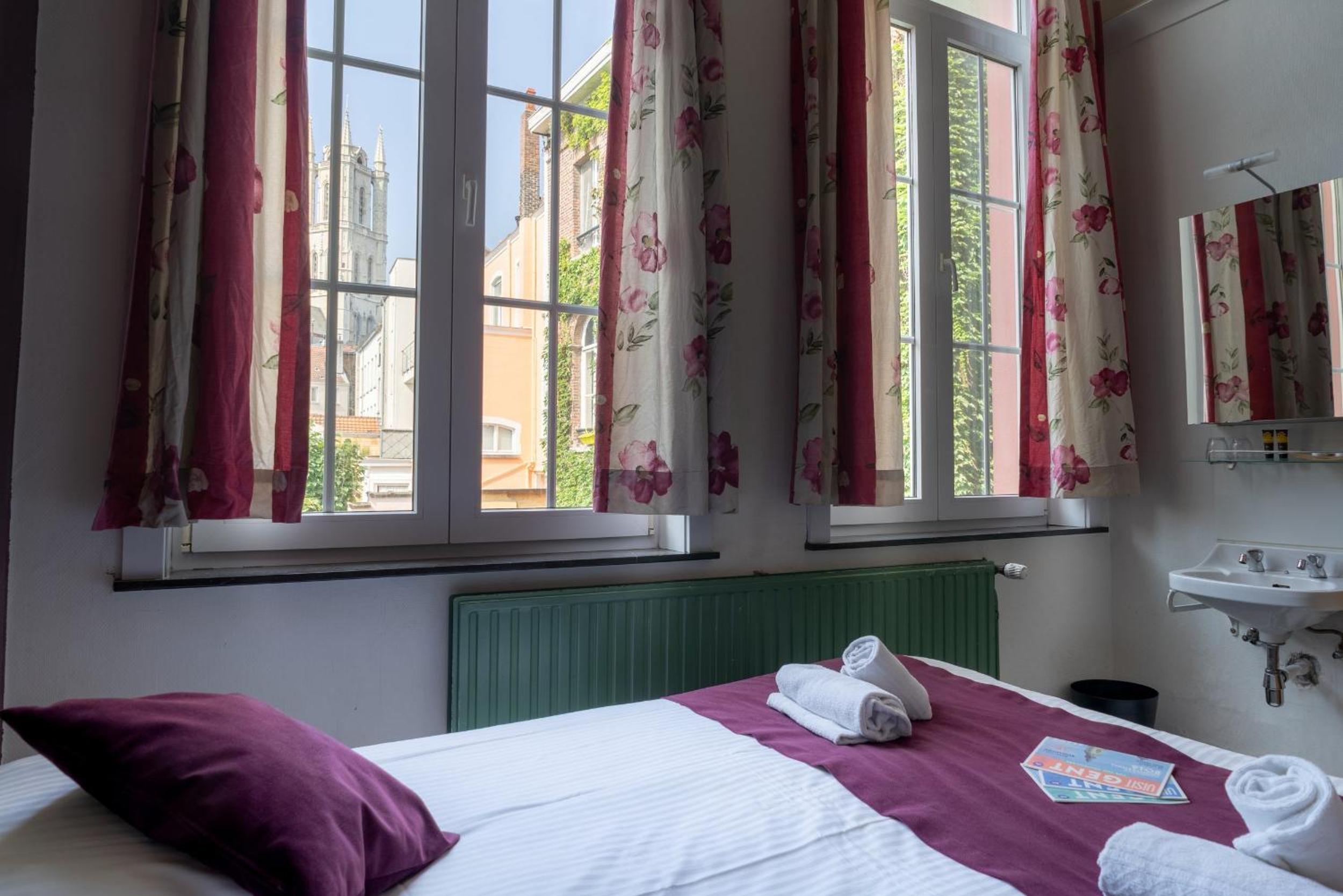 Double Room with Shared Bathroom photo 2