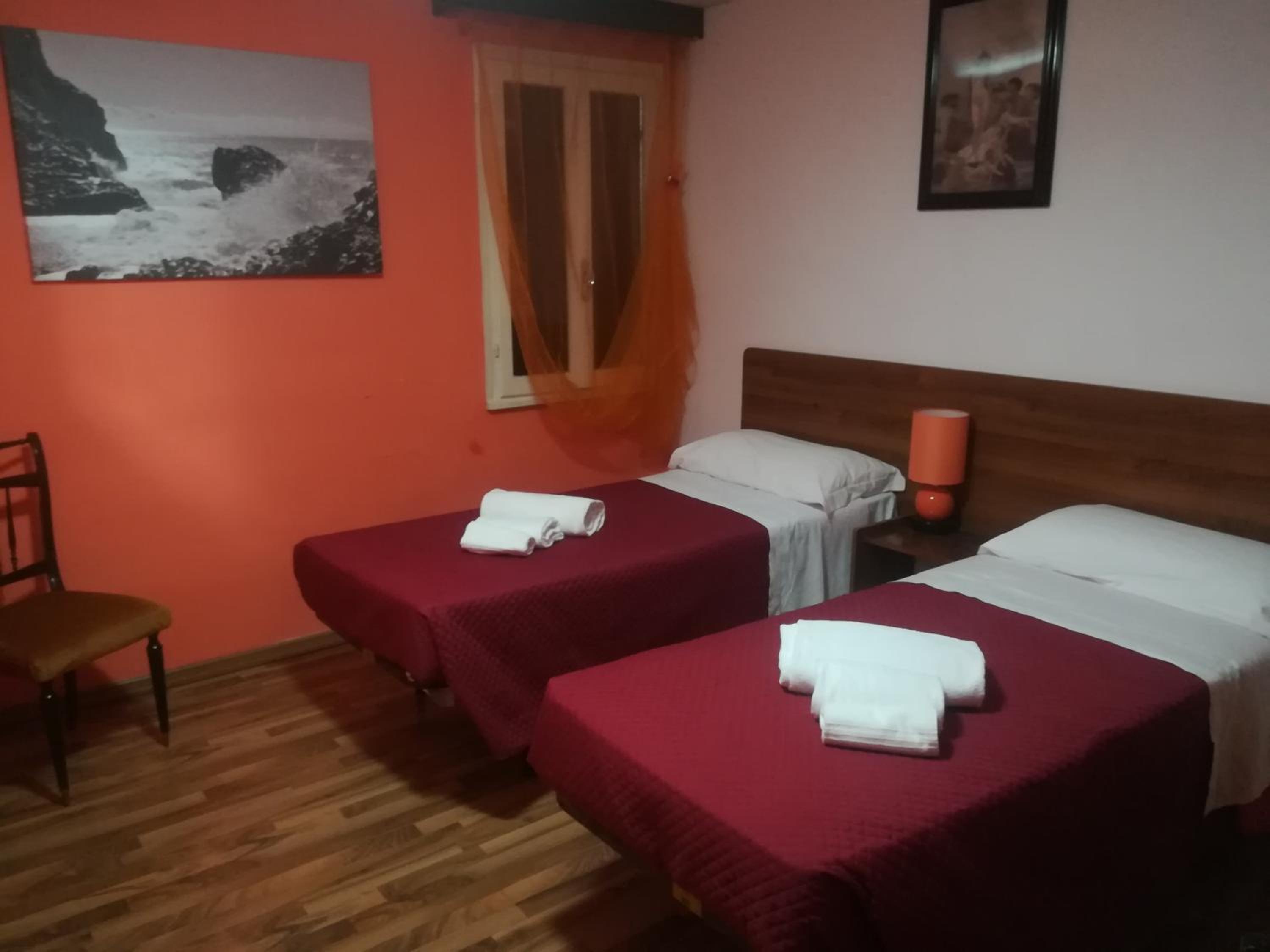 Twin Room with Private Bathroom photo 3