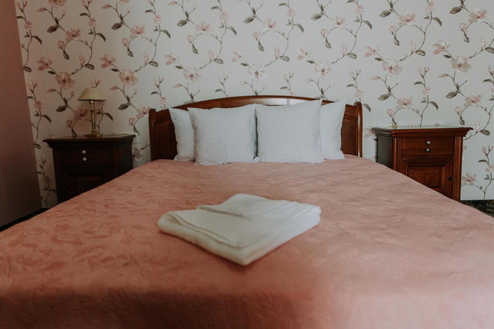 Large Double Room - Photo 1