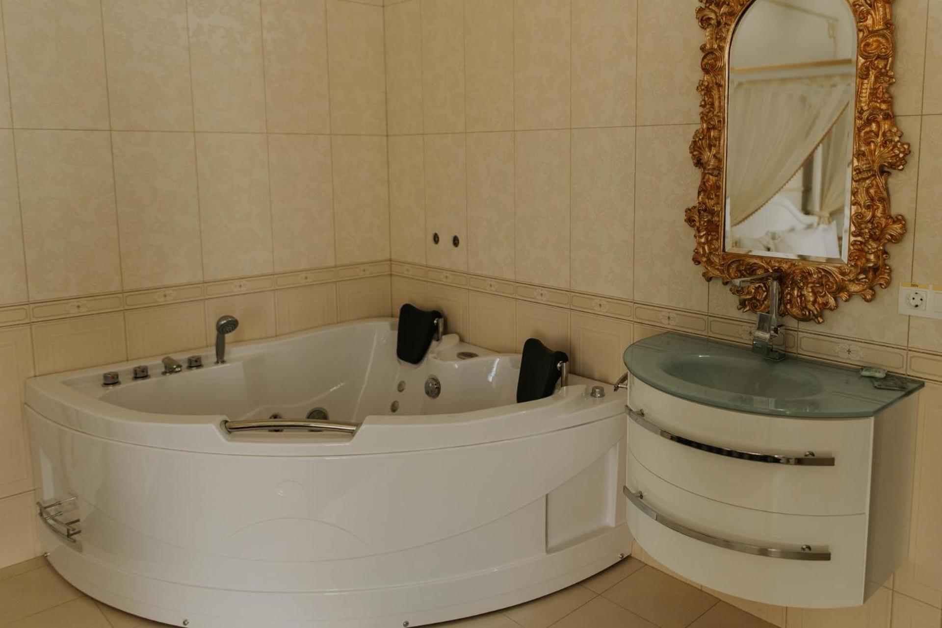 Large Double Room - Photo 10