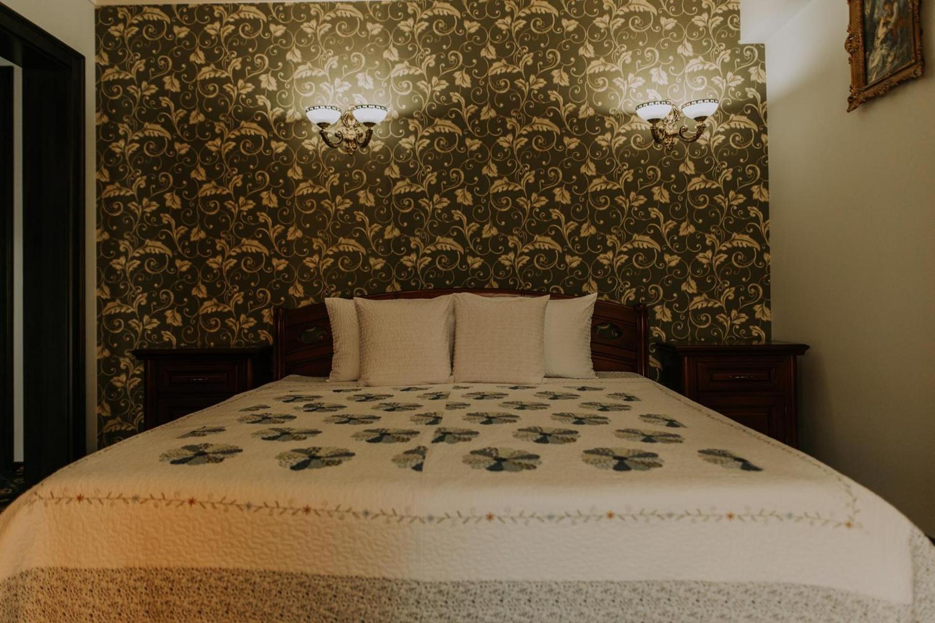 Large Double Room - Photo 3