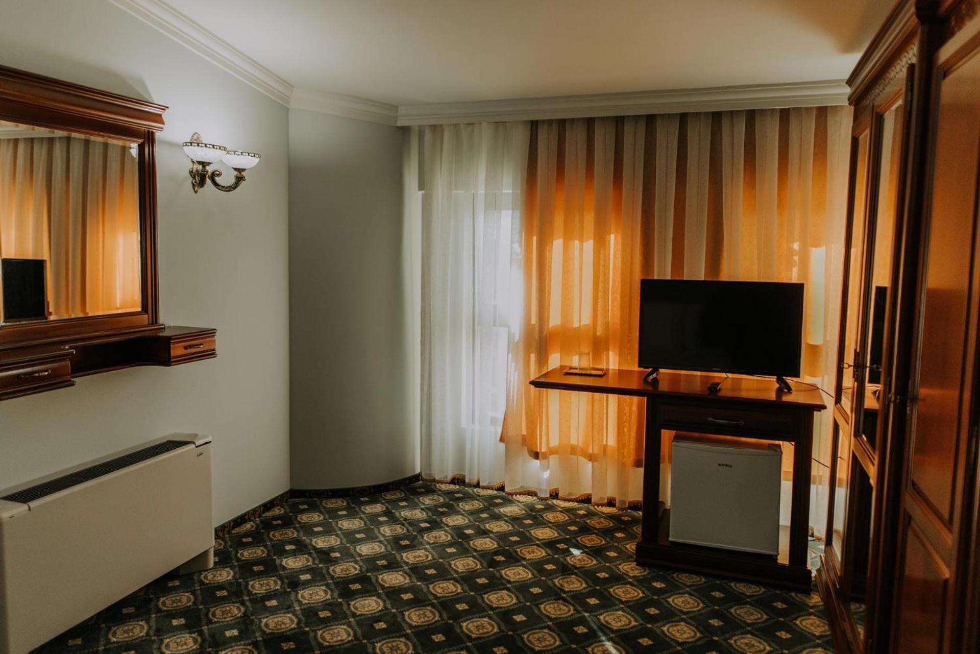 Large Double Room - Photo 9