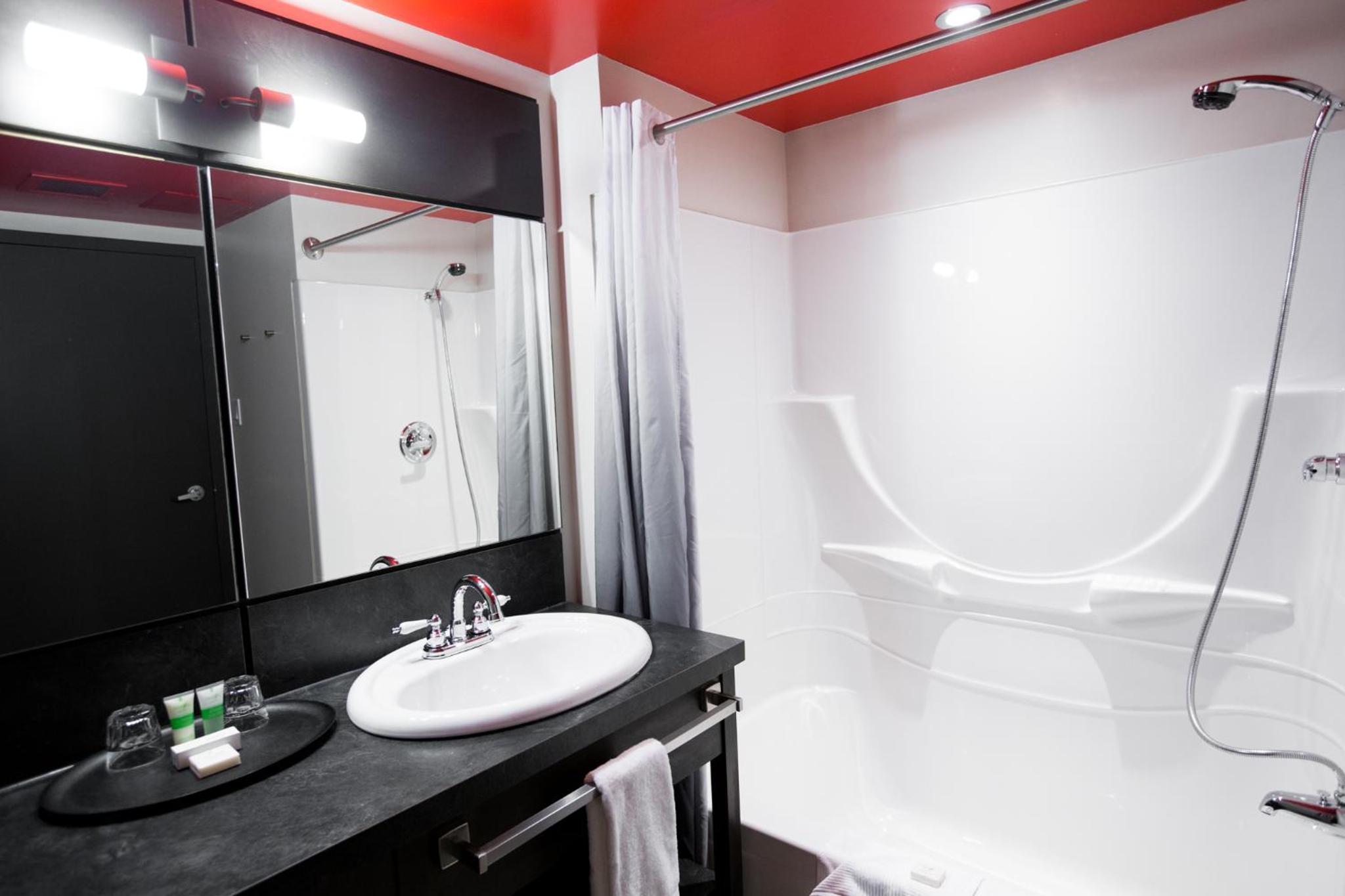 Comfort Room with Two Queen Beds - Photo 4