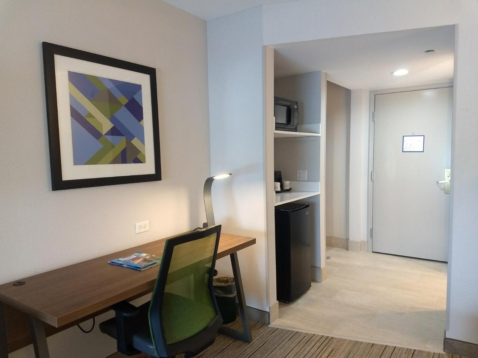 Standard Room with Two Queen Beds - Photo 6
