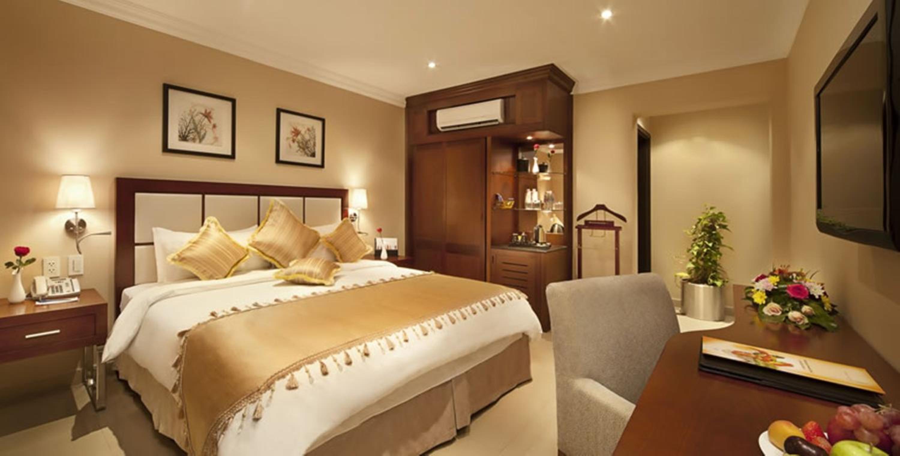 Executive Suite - Photo 1
