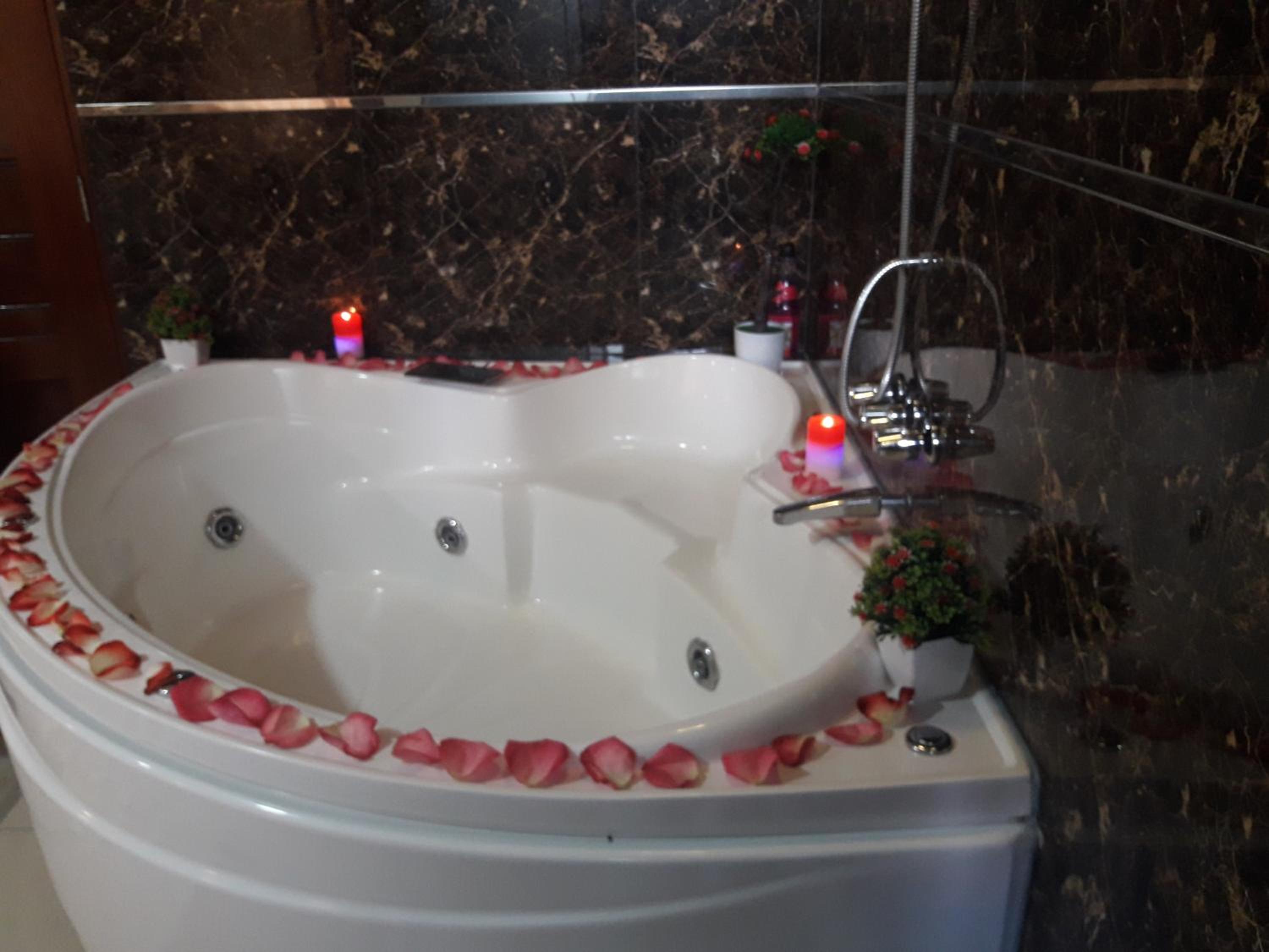 Queen Suite with Spa Bath photo 1