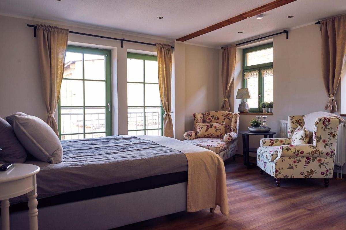 One-Bedroom Apartment - Photo 1