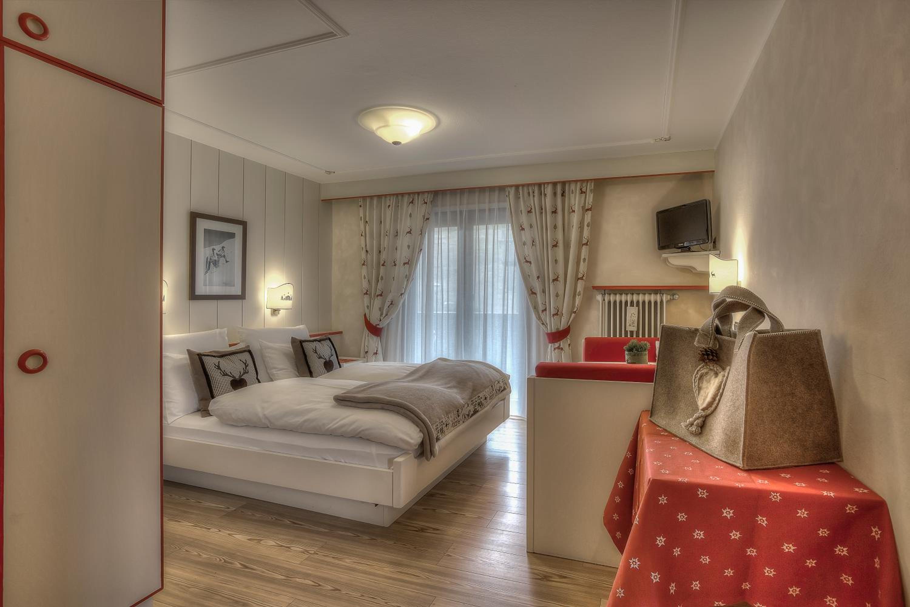 Family Room (2 Adults + 2 Children) photo 2