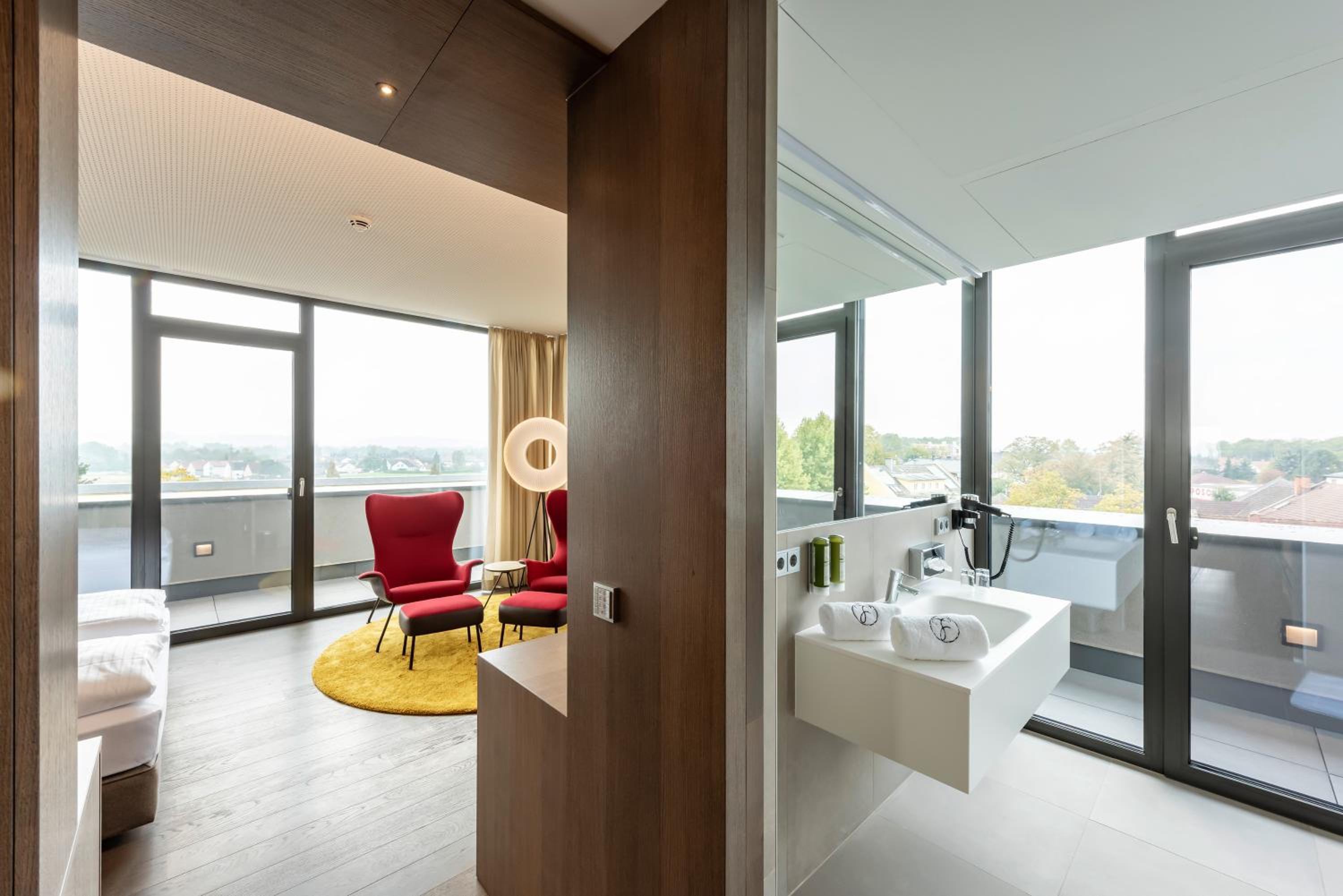Deluxe Double Room with Balcony photo 2