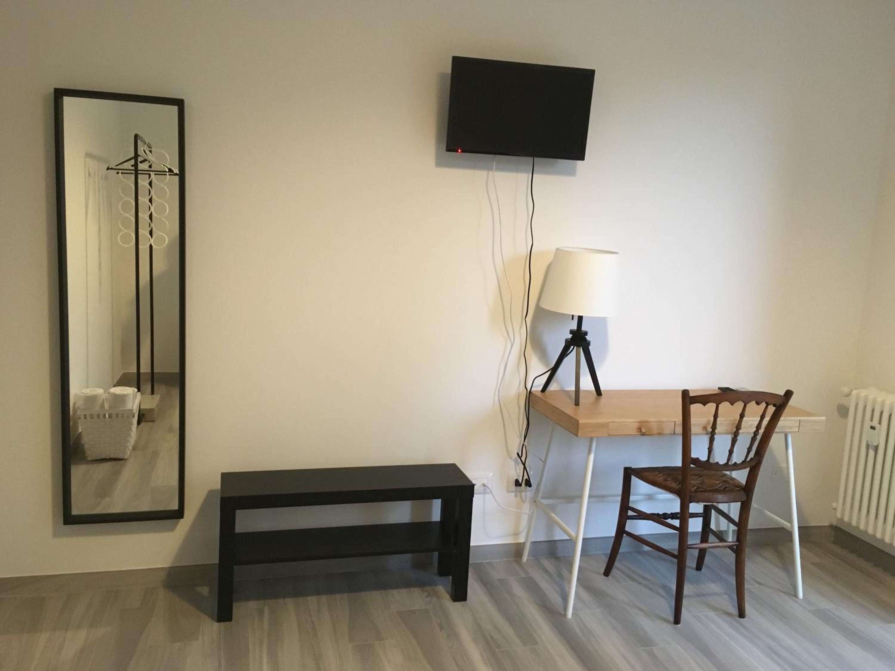 Deluxe Double Room with Balcony - Photo 8
