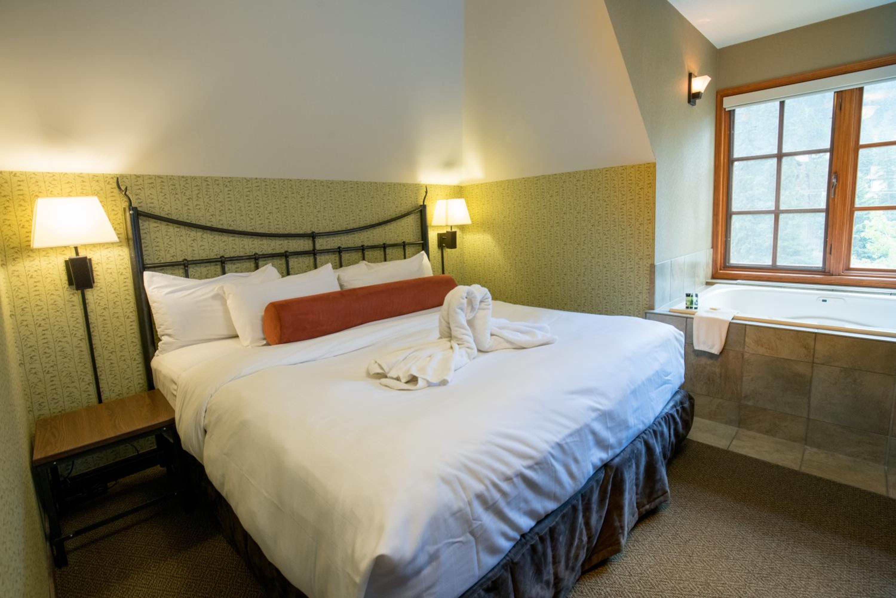 Corner Suite with Spa Bath - Photo 1