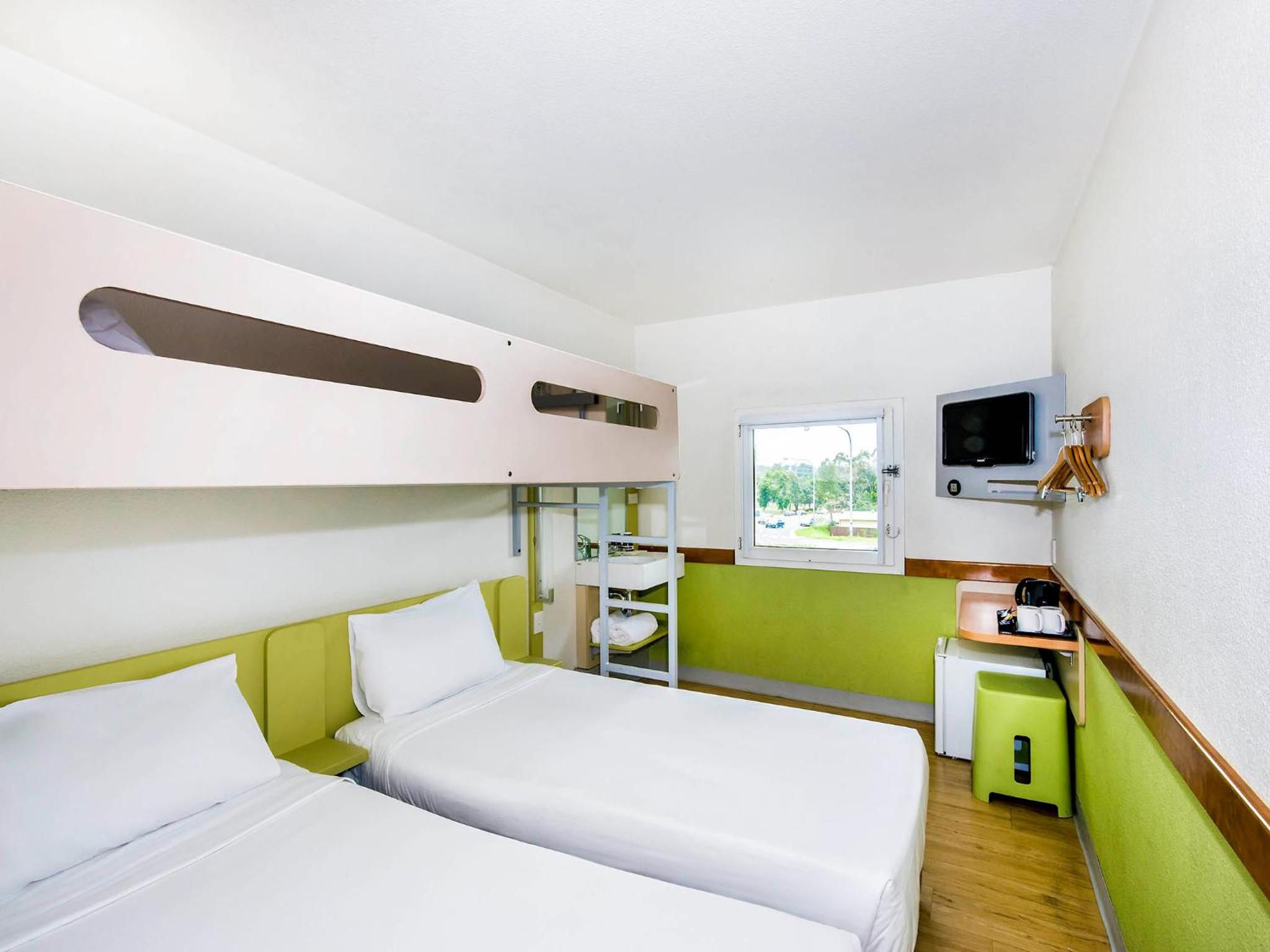 Standard Room with Two Single King Beds and Overhead Bunk photo 2