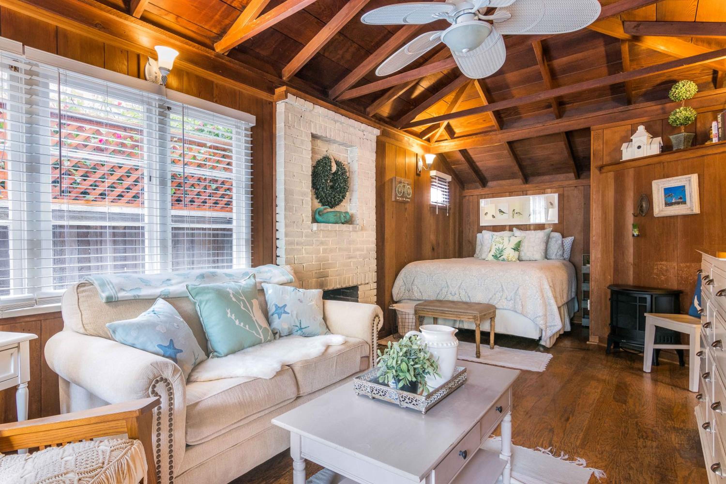 Cozy Studio Cottage with Fireplace