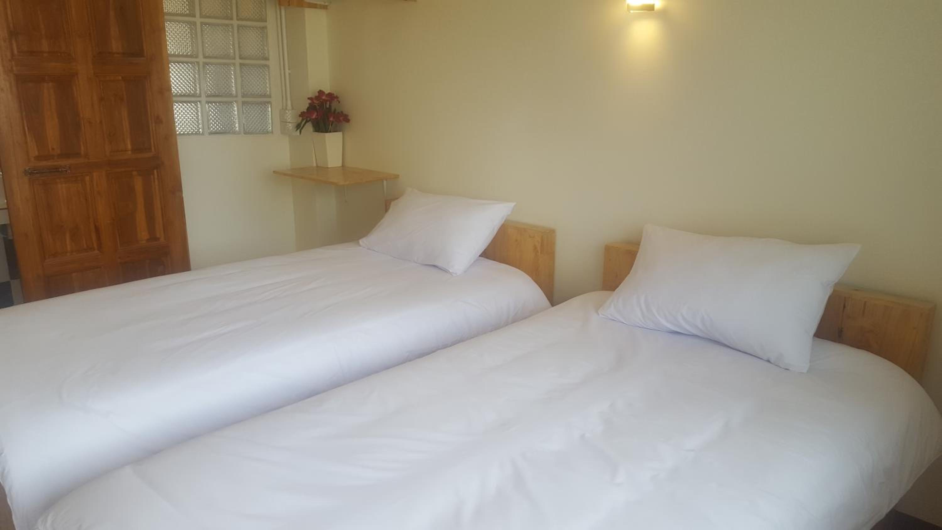 Standard Twin Room - Photo 3
