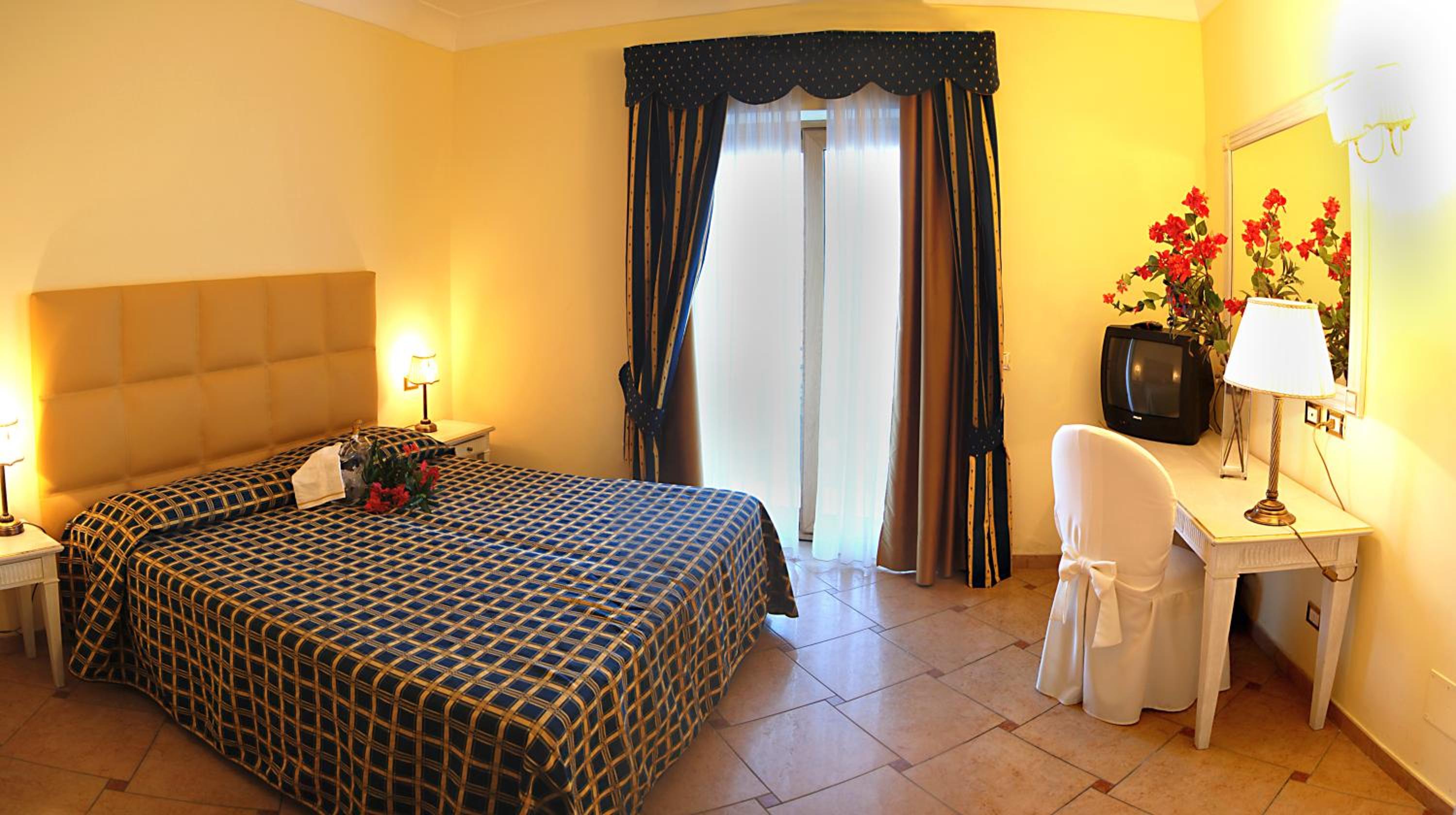 Double Room with Balcony - Photo 4